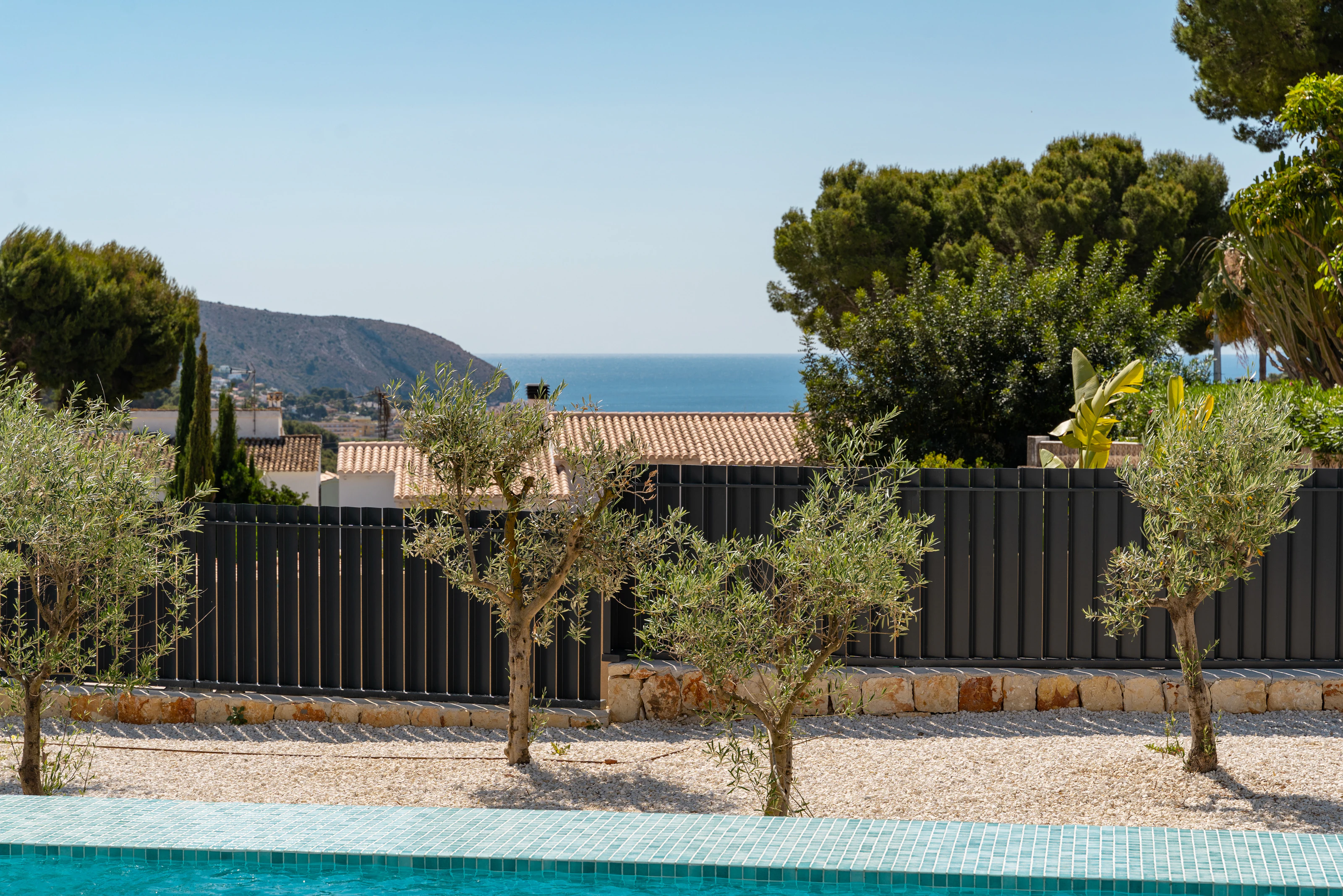 À MORAIRA, NOUS TROUVONS CETTE VILLA SPACIEUSE ET MODERNE AVEC VUE SUR LA MER