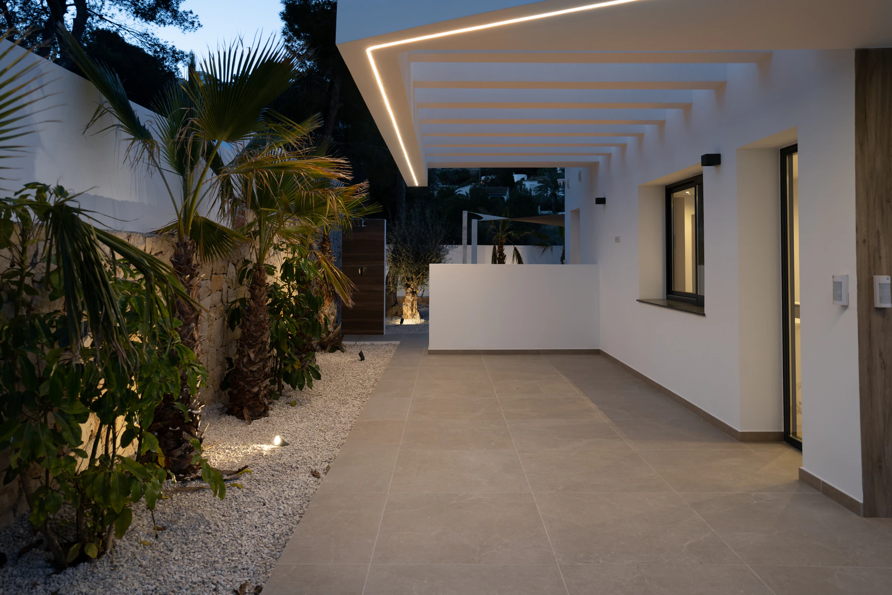 À MORAIRA, NOUS TROUVONS CETTE VILLA SPACIEUSE ET MODERNE AVEC VUE SUR LA MER