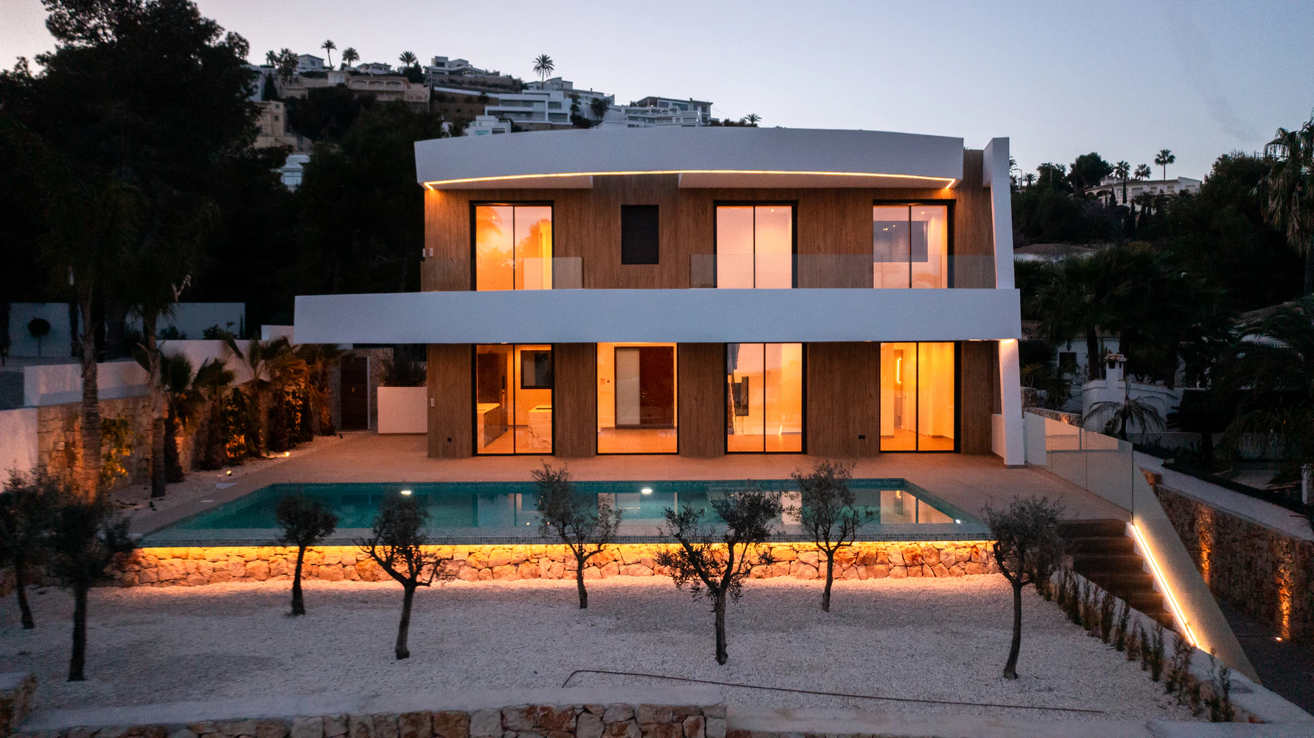 À MORAIRA, NOUS TROUVONS CETTE VILLA SPACIEUSE ET MODERNE AVEC VUE SUR LA MER