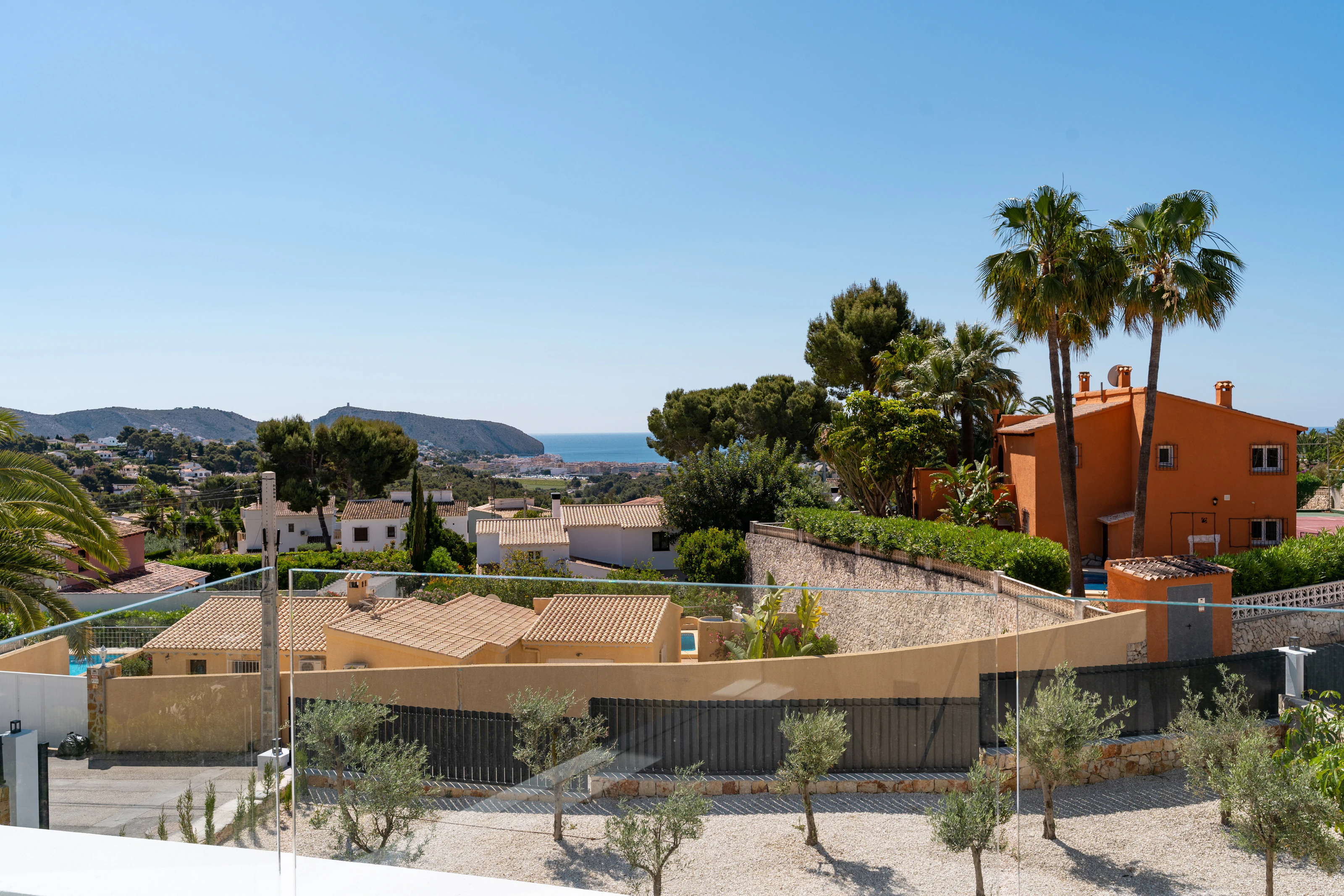 À MORAIRA, NOUS TROUVONS CETTE VILLA SPACIEUSE ET MODERNE AVEC VUE SUR LA MER