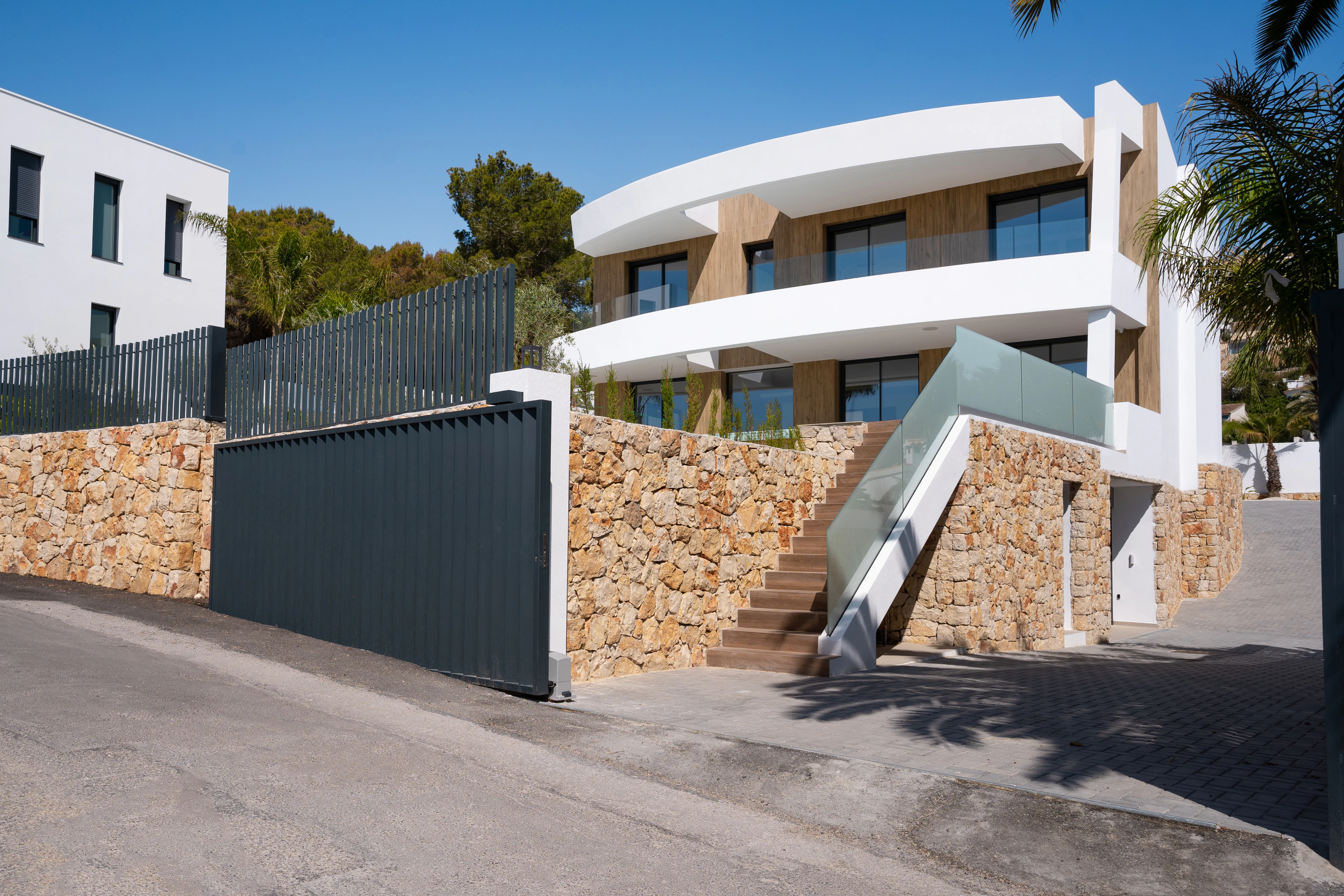 À MORAIRA, NOUS TROUVONS CETTE VILLA SPACIEUSE ET MODERNE AVEC VUE SUR LA MER