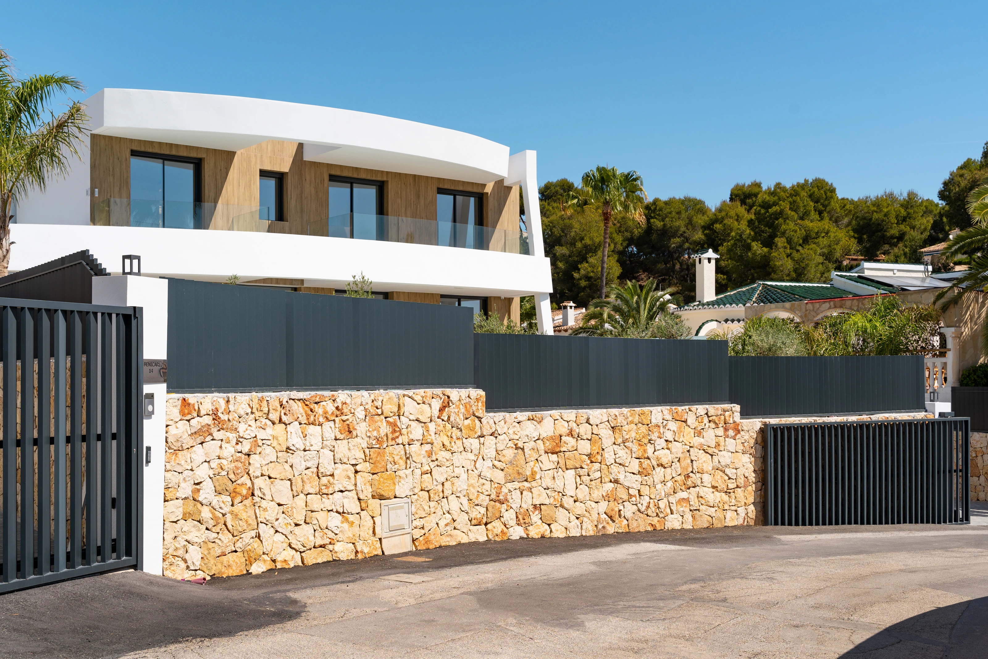 À MORAIRA, NOUS TROUVONS CETTE VILLA SPACIEUSE ET MODERNE AVEC VUE SUR LA MER