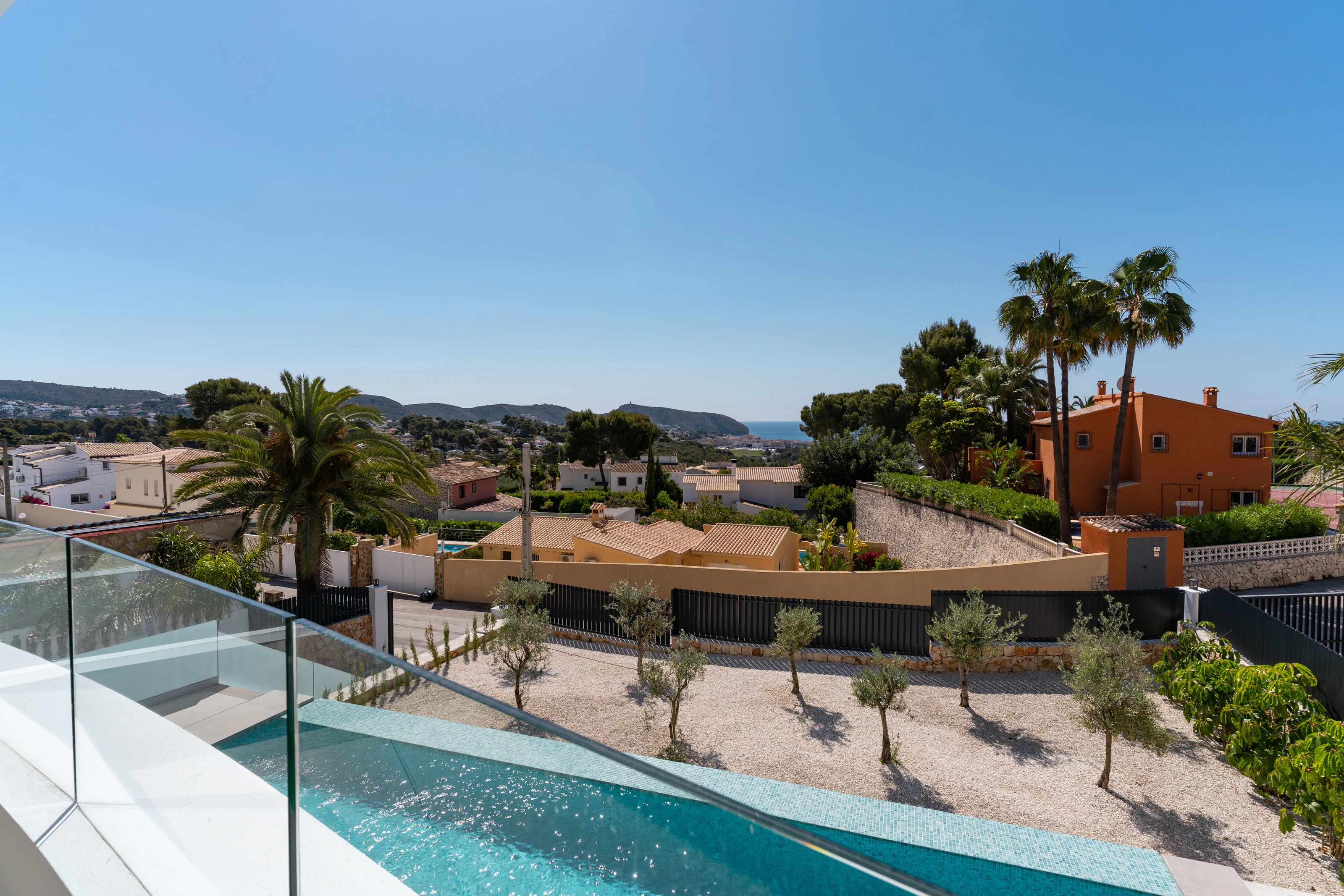 À MORAIRA, NOUS TROUVONS CETTE VILLA SPACIEUSE ET MODERNE AVEC VUE SUR LA MER