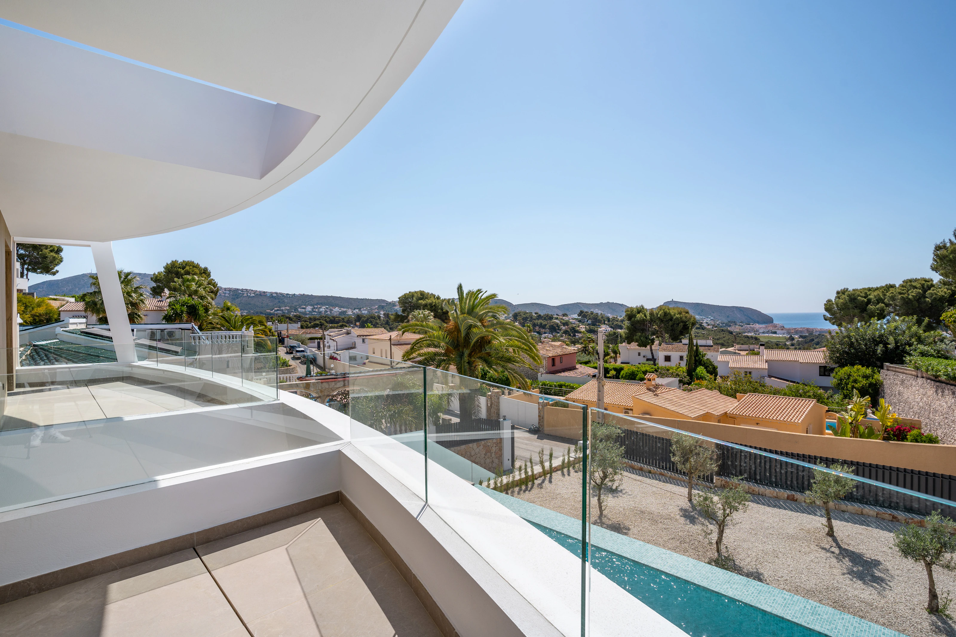 À MORAIRA, NOUS TROUVONS CETTE VILLA SPACIEUSE ET MODERNE AVEC VUE SUR LA MER