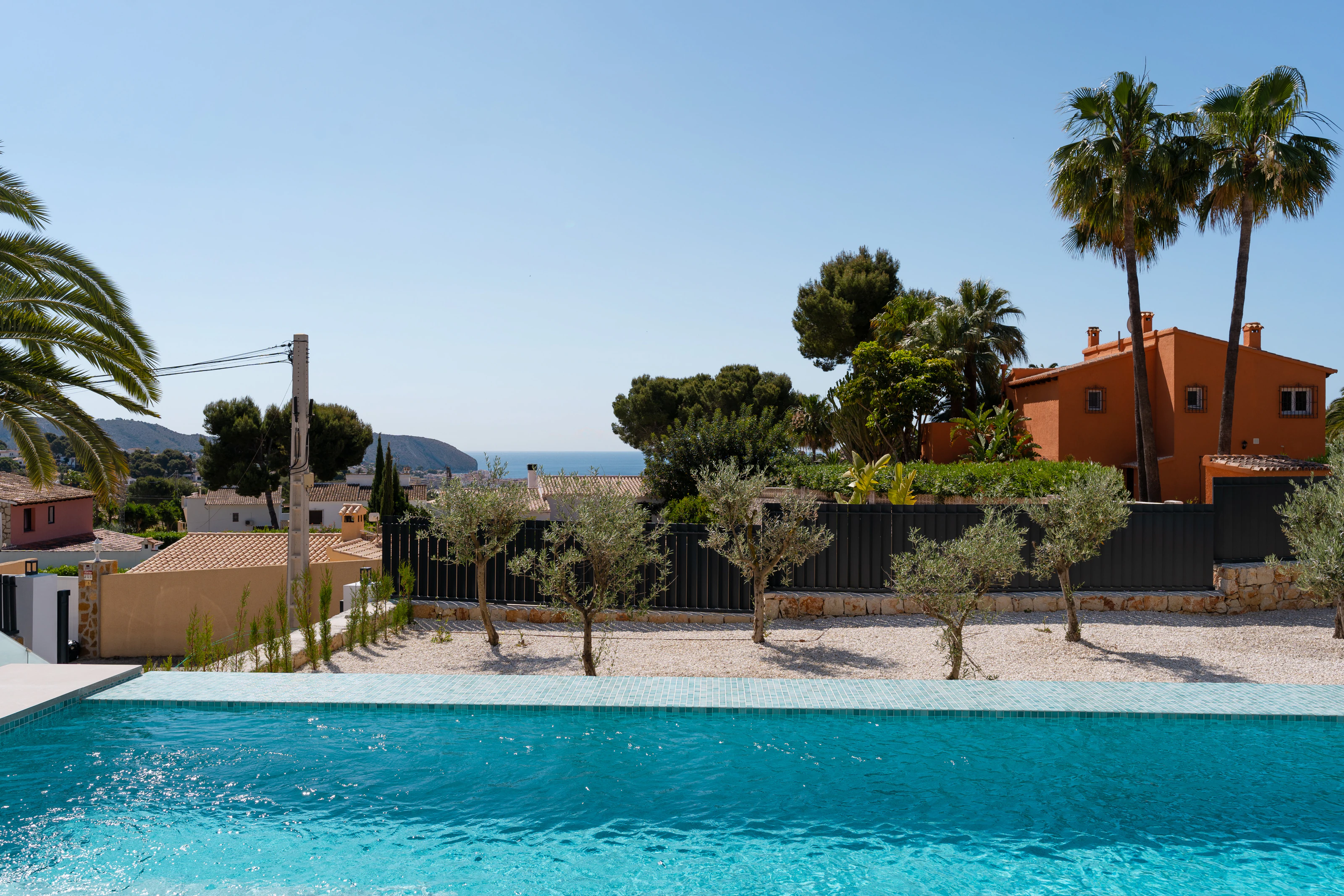 À MORAIRA, NOUS TROUVONS CETTE VILLA SPACIEUSE ET MODERNE AVEC VUE SUR LA MER