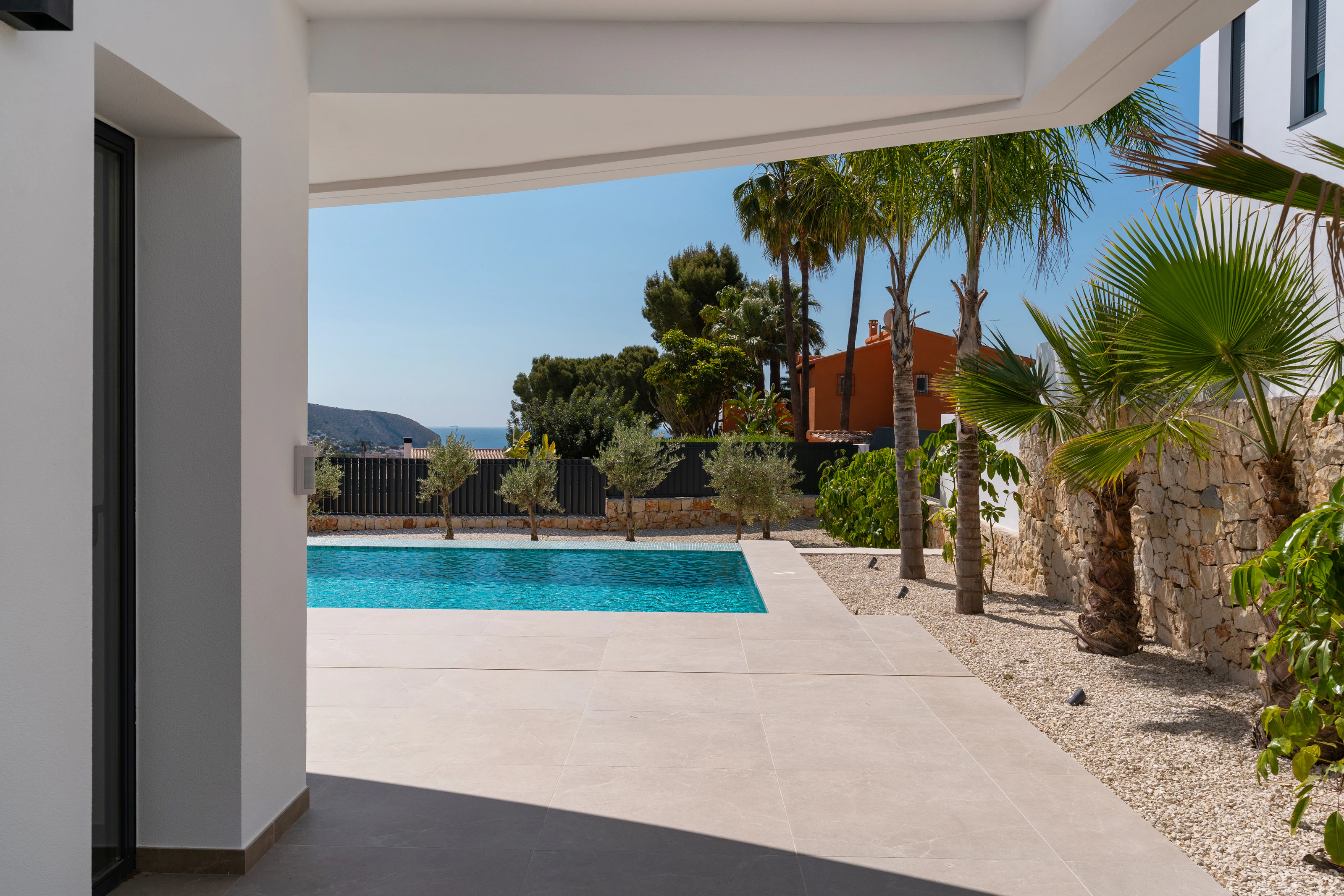 À MORAIRA, NOUS TROUVONS CETTE VILLA SPACIEUSE ET MODERNE AVEC VUE SUR LA MER