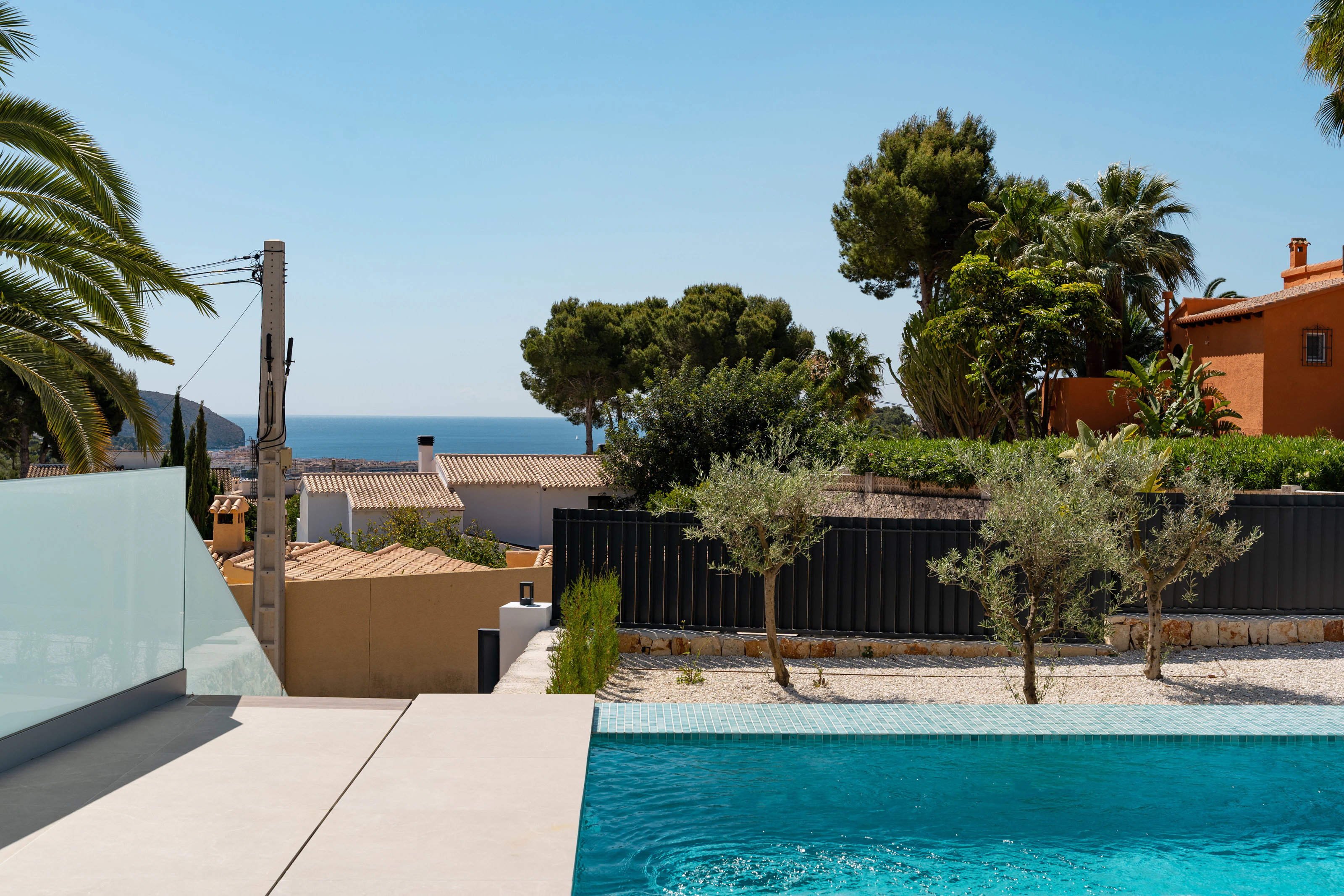 À MORAIRA, NOUS TROUVONS CETTE VILLA SPACIEUSE ET MODERNE AVEC VUE SUR LA MER