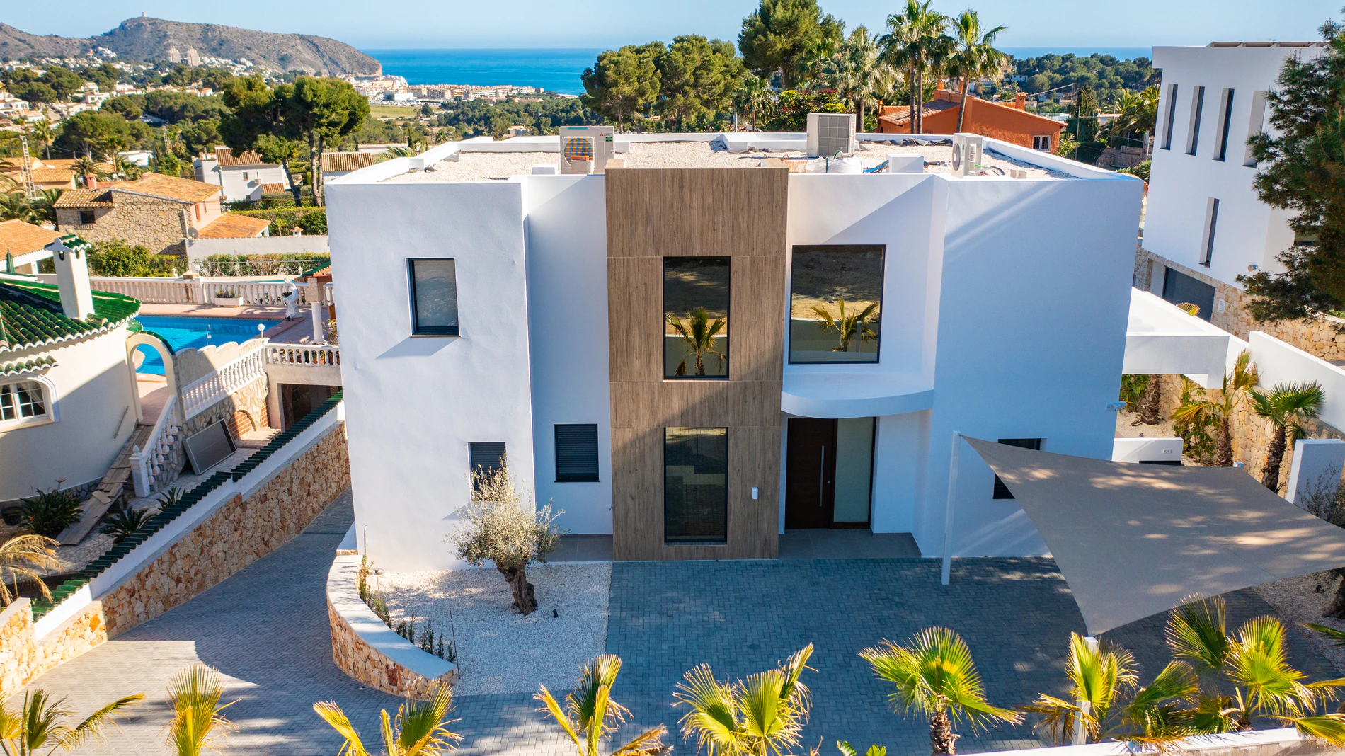 À MORAIRA, NOUS TROUVONS CETTE VILLA SPACIEUSE ET MODERNE AVEC VUE SUR LA MER