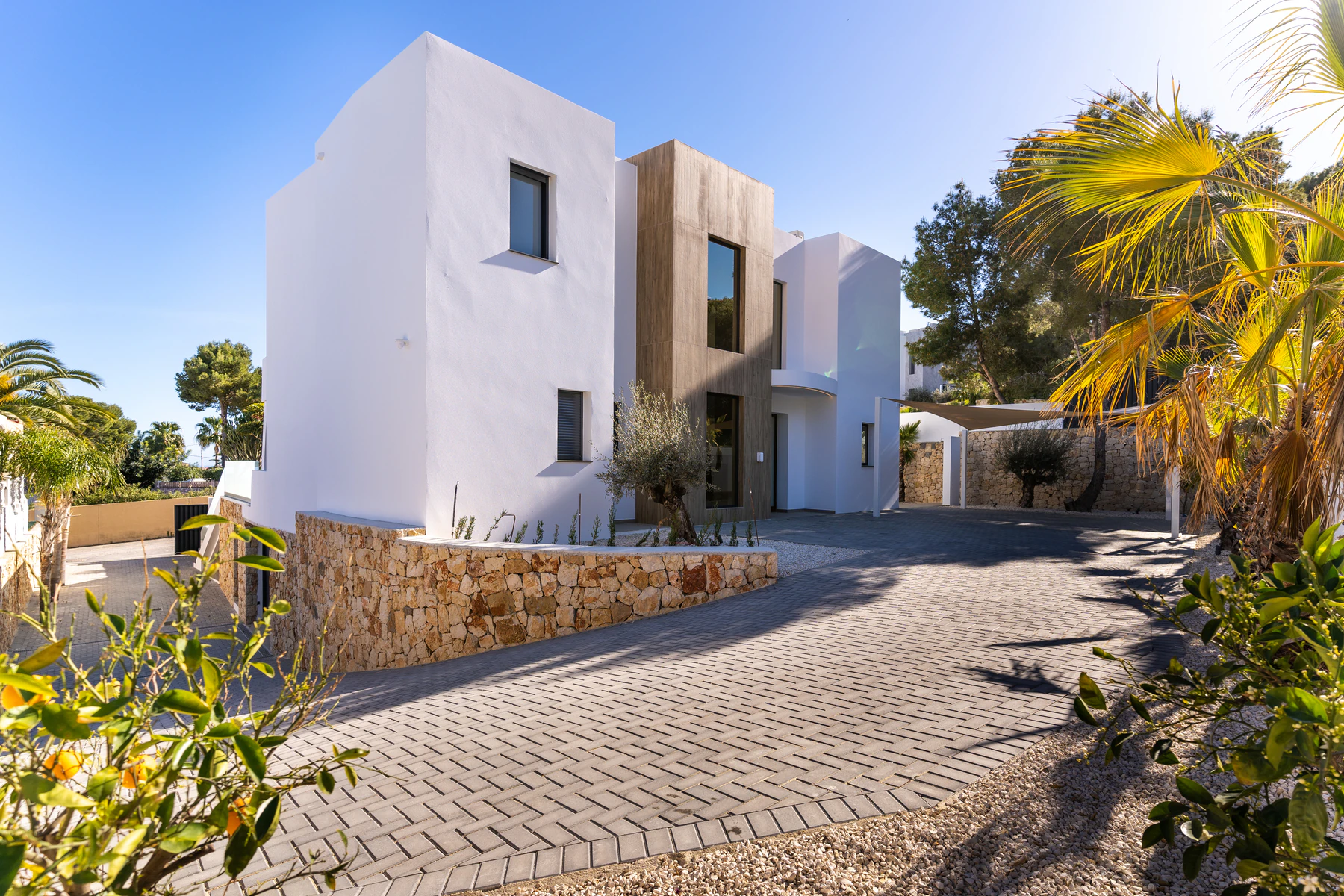 À MORAIRA, NOUS TROUVONS CETTE VILLA SPACIEUSE ET MODERNE AVEC VUE SUR LA MER