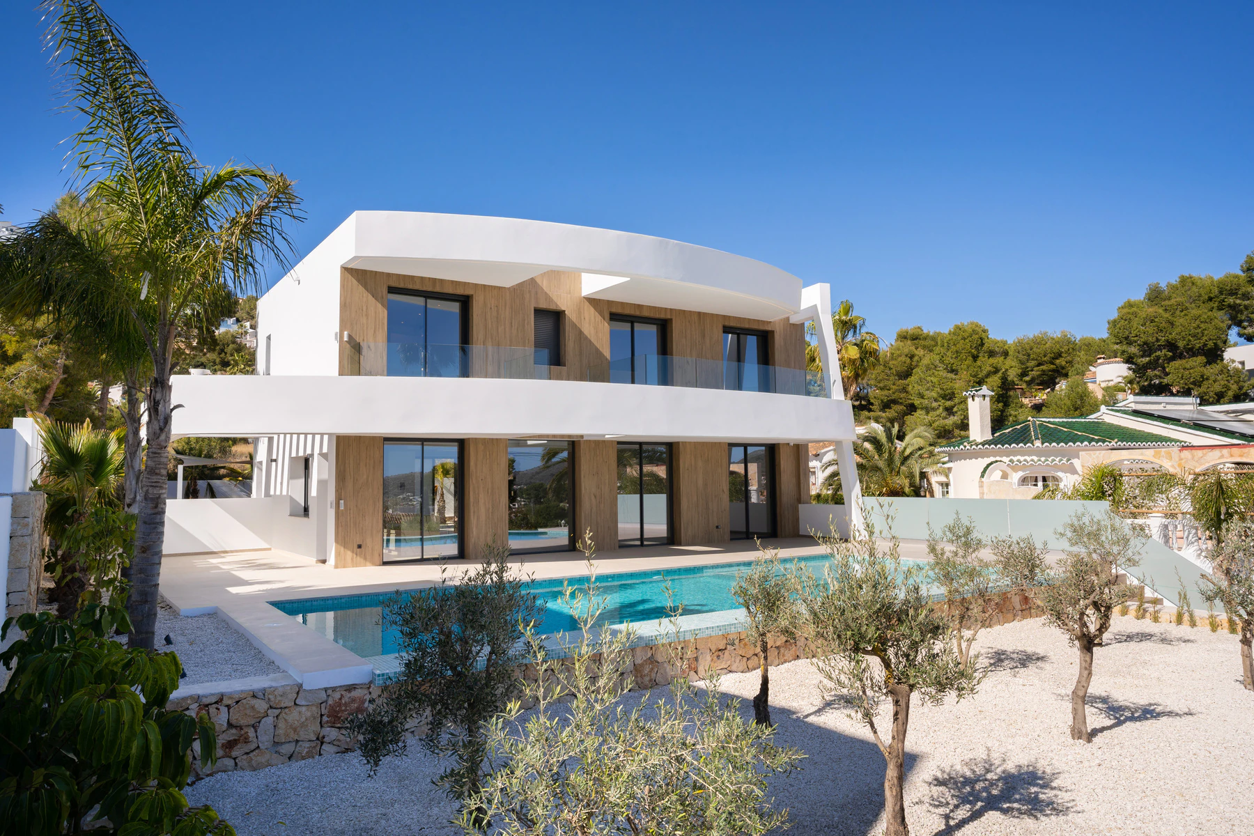 À MORAIRA, NOUS TROUVONS CETTE VILLA SPACIEUSE ET MODERNE AVEC VUE SUR LA MER