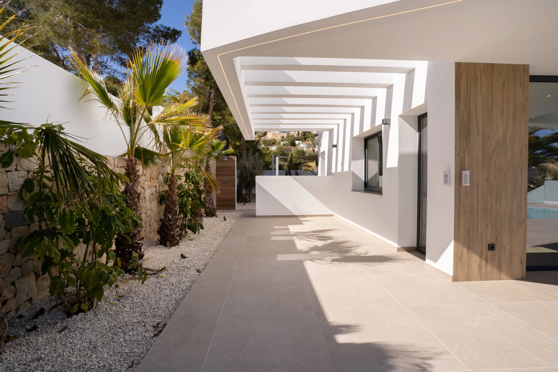 À MORAIRA, NOUS TROUVONS CETTE VILLA SPACIEUSE ET MODERNE AVEC VUE SUR LA MER