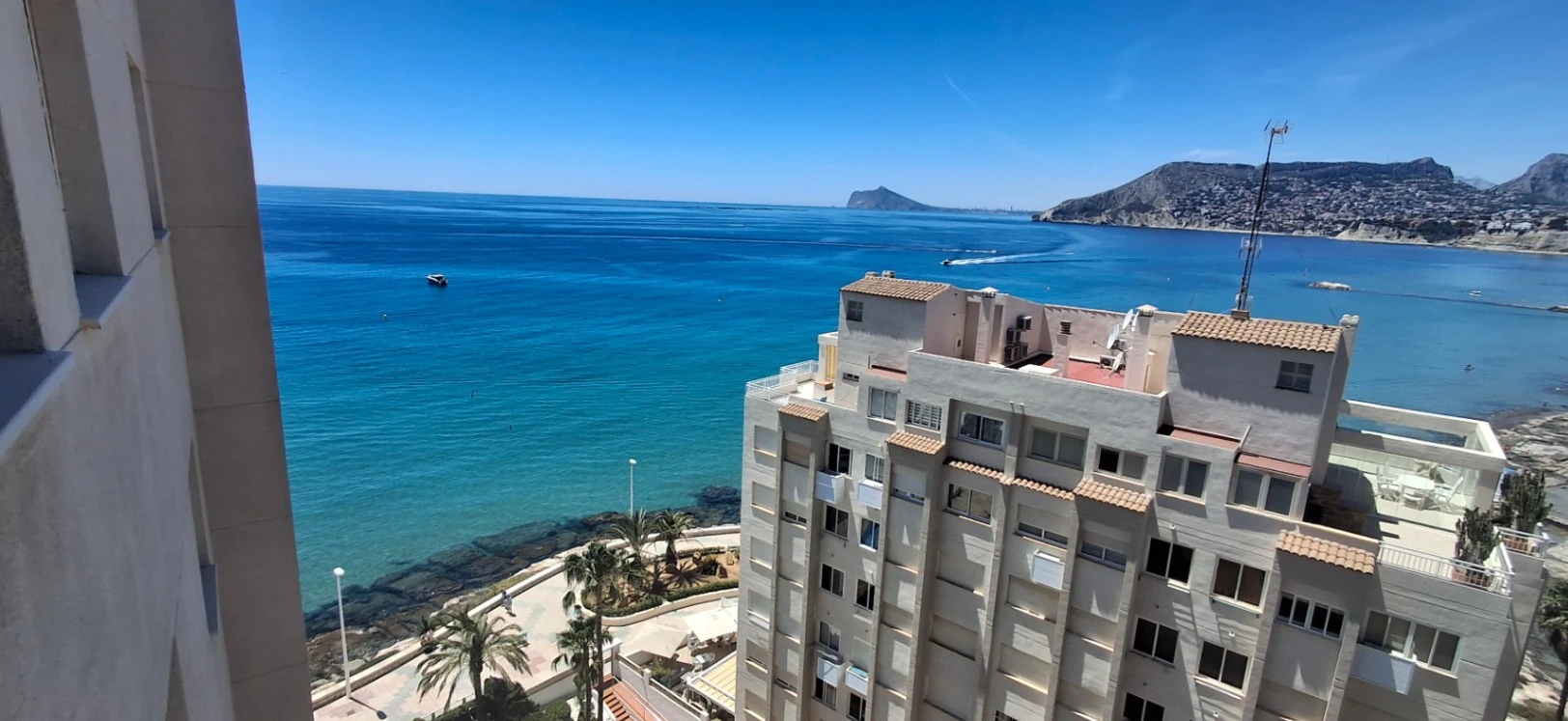 Apartamento en primera línea de playa con vistas al mar en Calpe
