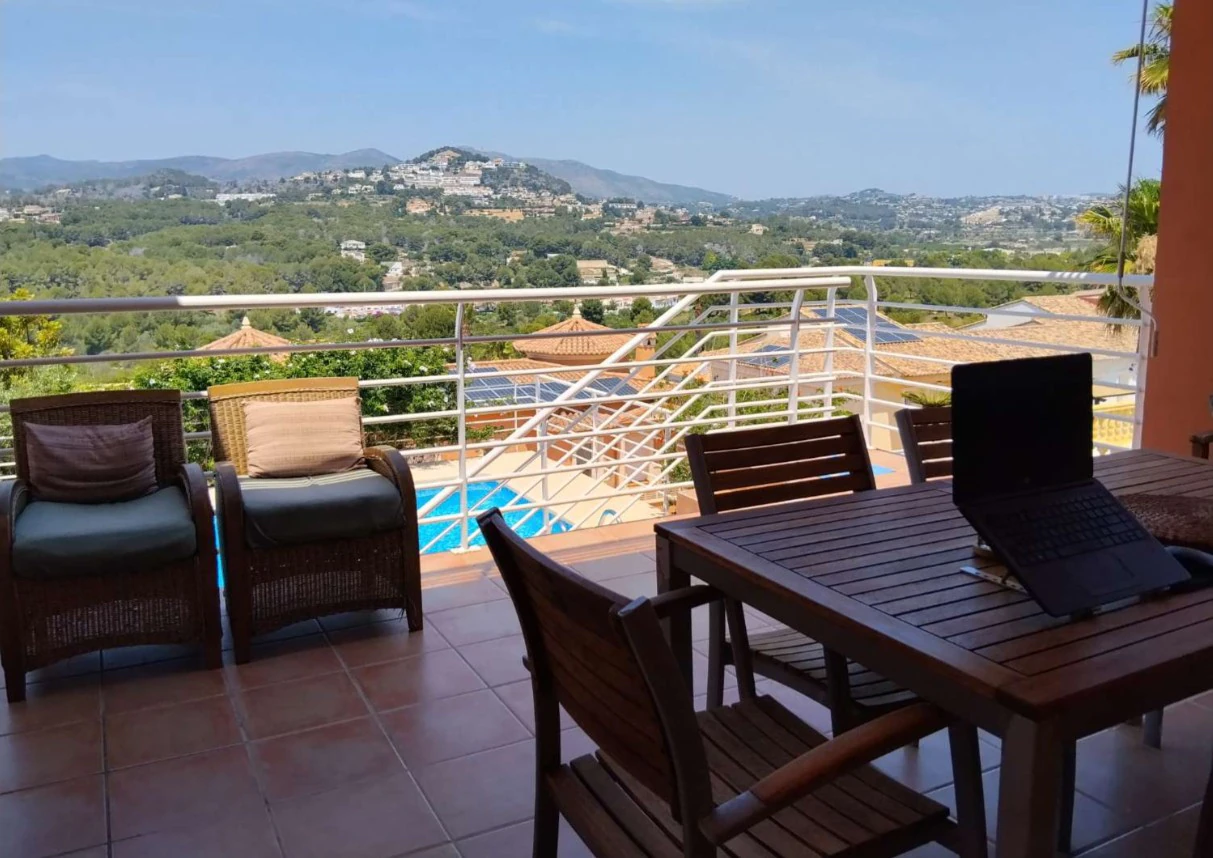 Exclusivo Chalet con Piscina Privada y Vistas Panorámicas en Calpe
