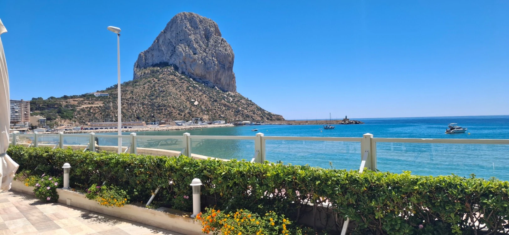 Apartamento en primera línea de playa con vistas al mar en Calpe
