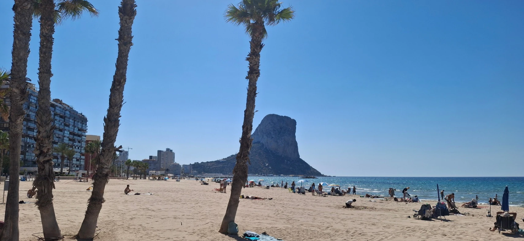 Apartment on the beachfront promenade with sea views in Calpe.