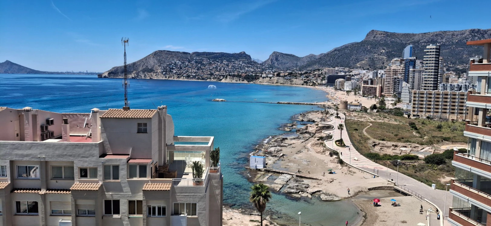 Apartment on the beachfront promenade with sea views in Calpe.