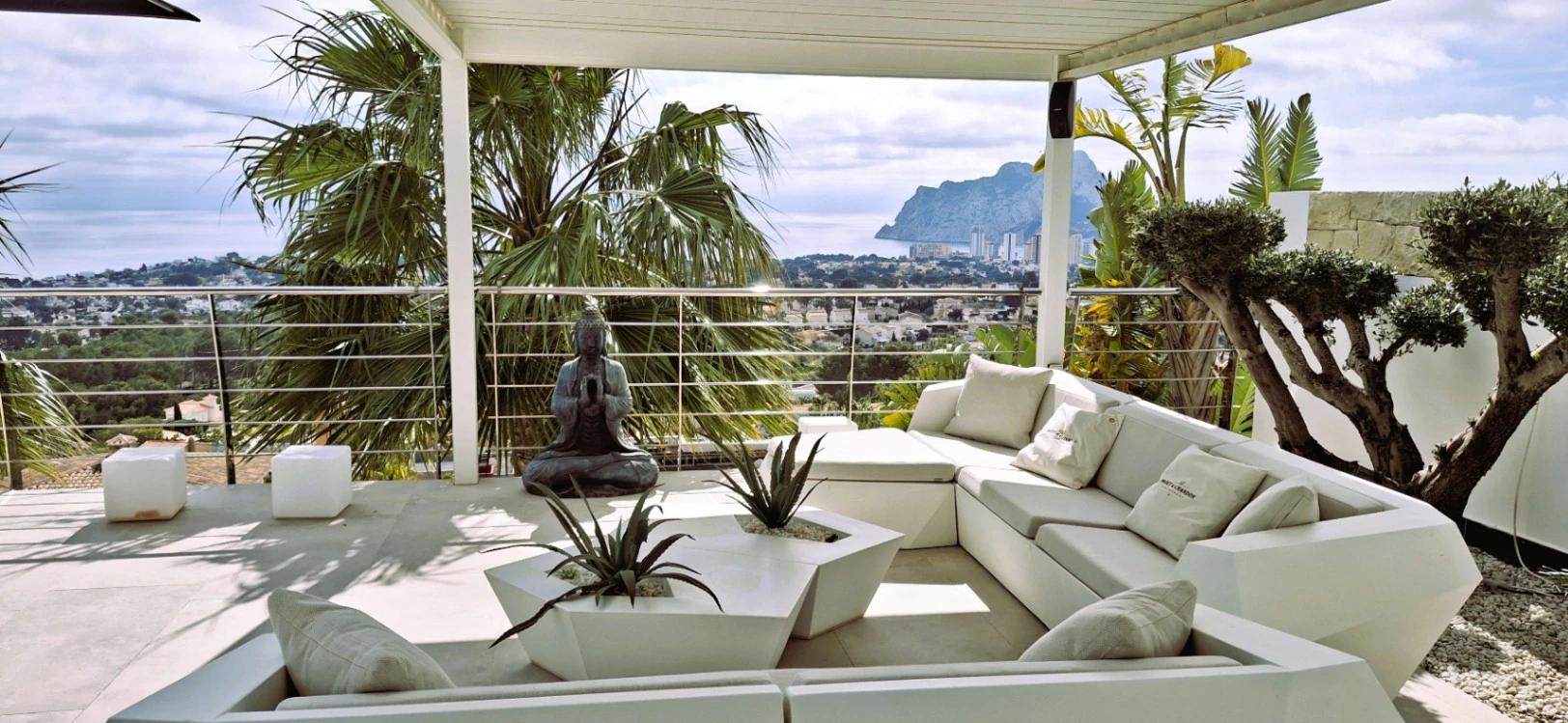 VILLA DE LUJO CON VISTAS PANORÁMICAS AL MAR Y AL PEÑÓN DE IFACH EN CALPE
