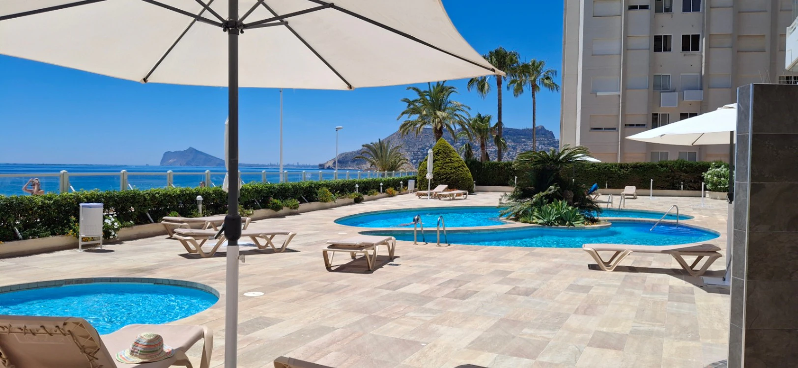 Apartment on the beachfront promenade with sea views in Calpe.