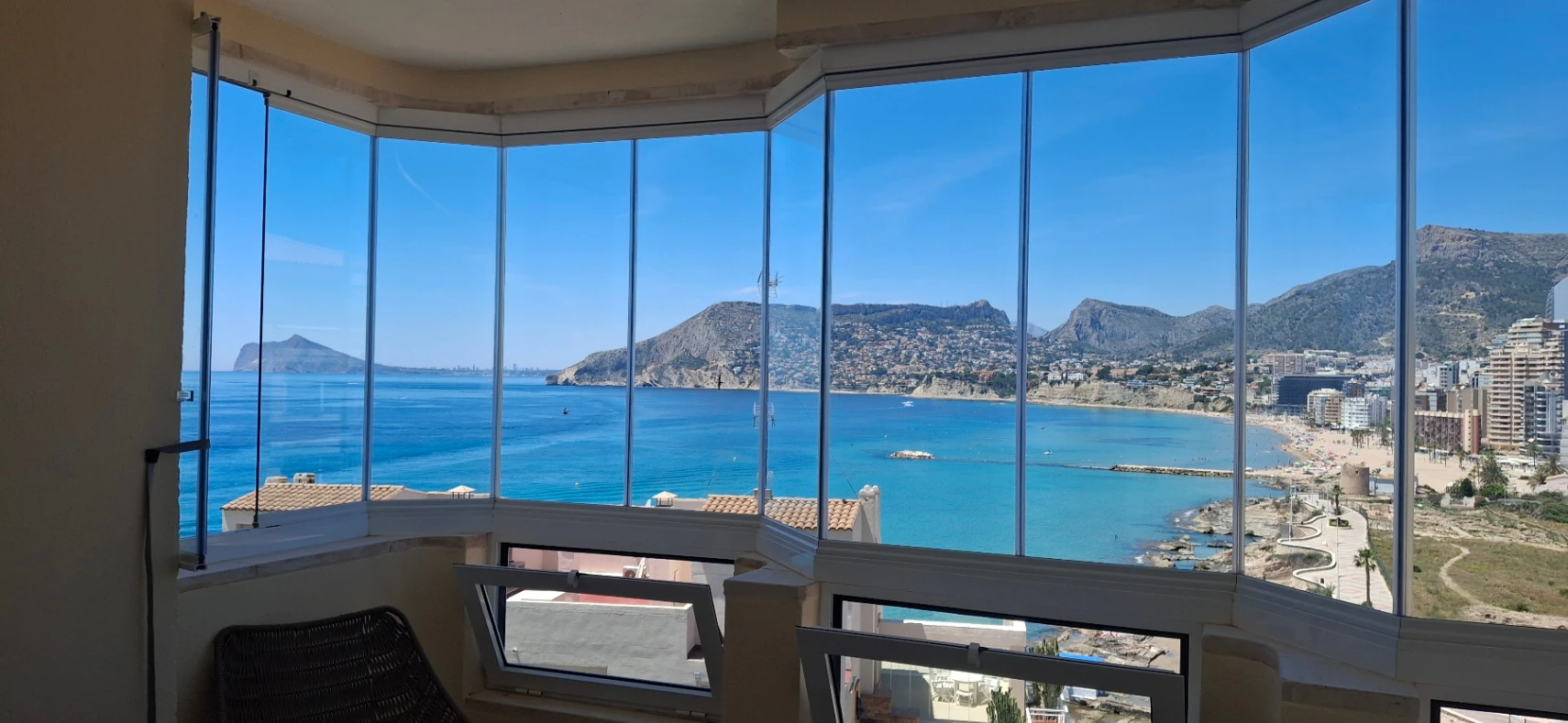 Apartment on the beachfront promenade with sea views in Calpe.