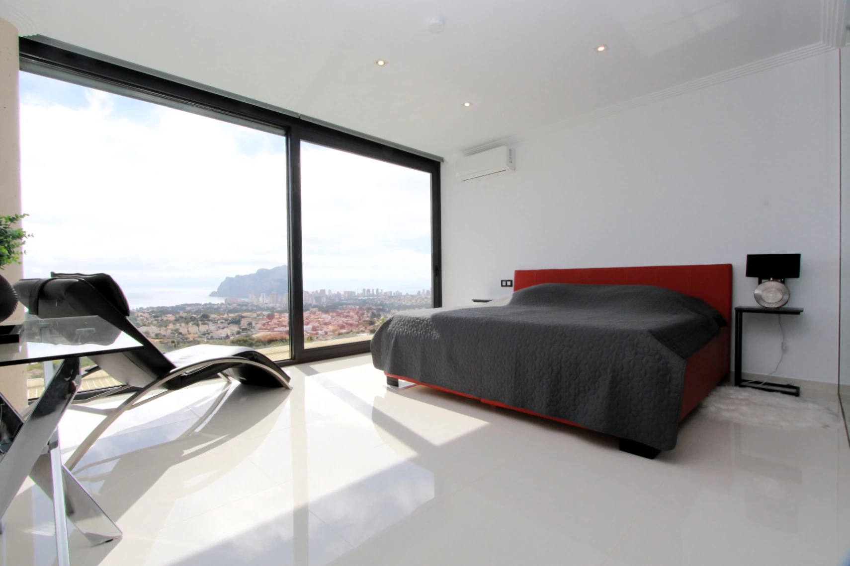 VILLA DE LUJO CON VISTAS PANORÁMICAS AL MAR Y AL PEÑÓN DE IFACH EN CALPE