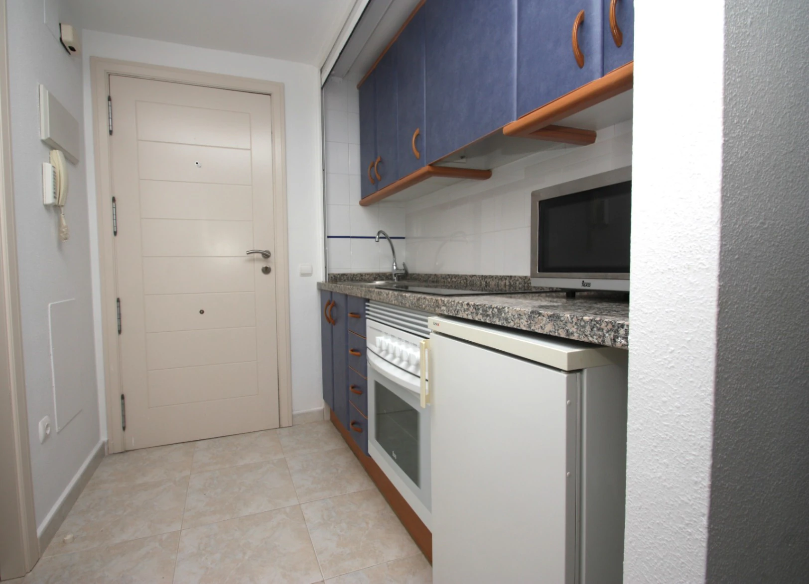 Apartment on the beachfront promenade with sea views in Calpe.