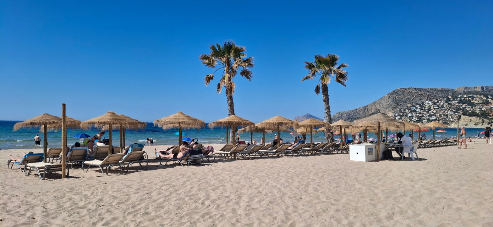 Apartment on the beachfront promenade with sea views in Calpe.