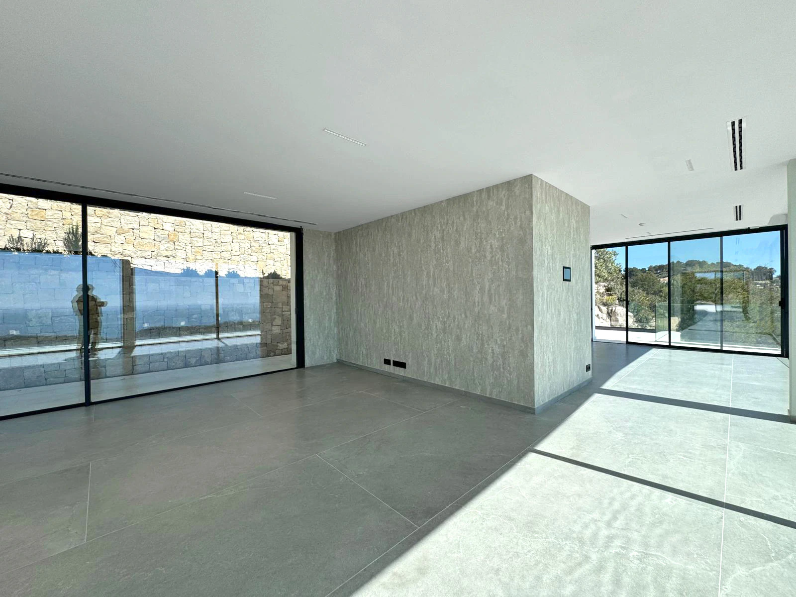 A CONTEMPORARY JEWEL BETWEEN SKY AND SEA