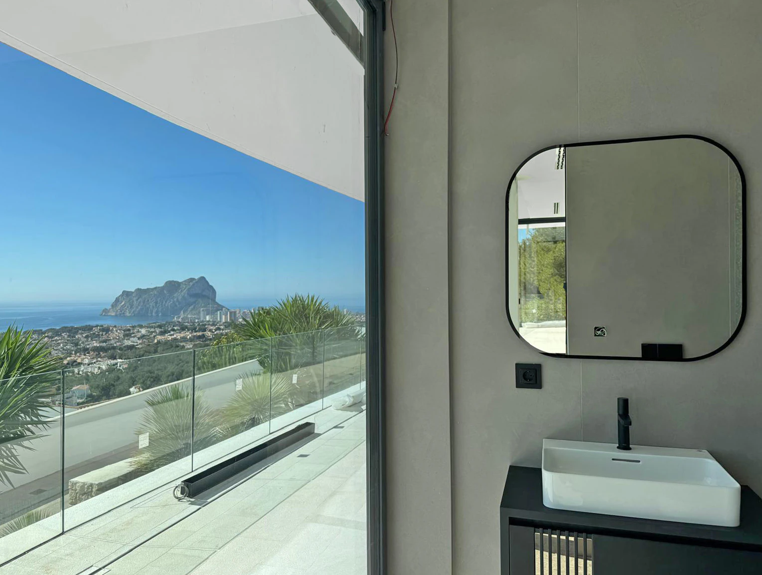 A CONTEMPORARY JEWEL BETWEEN SKY AND SEA