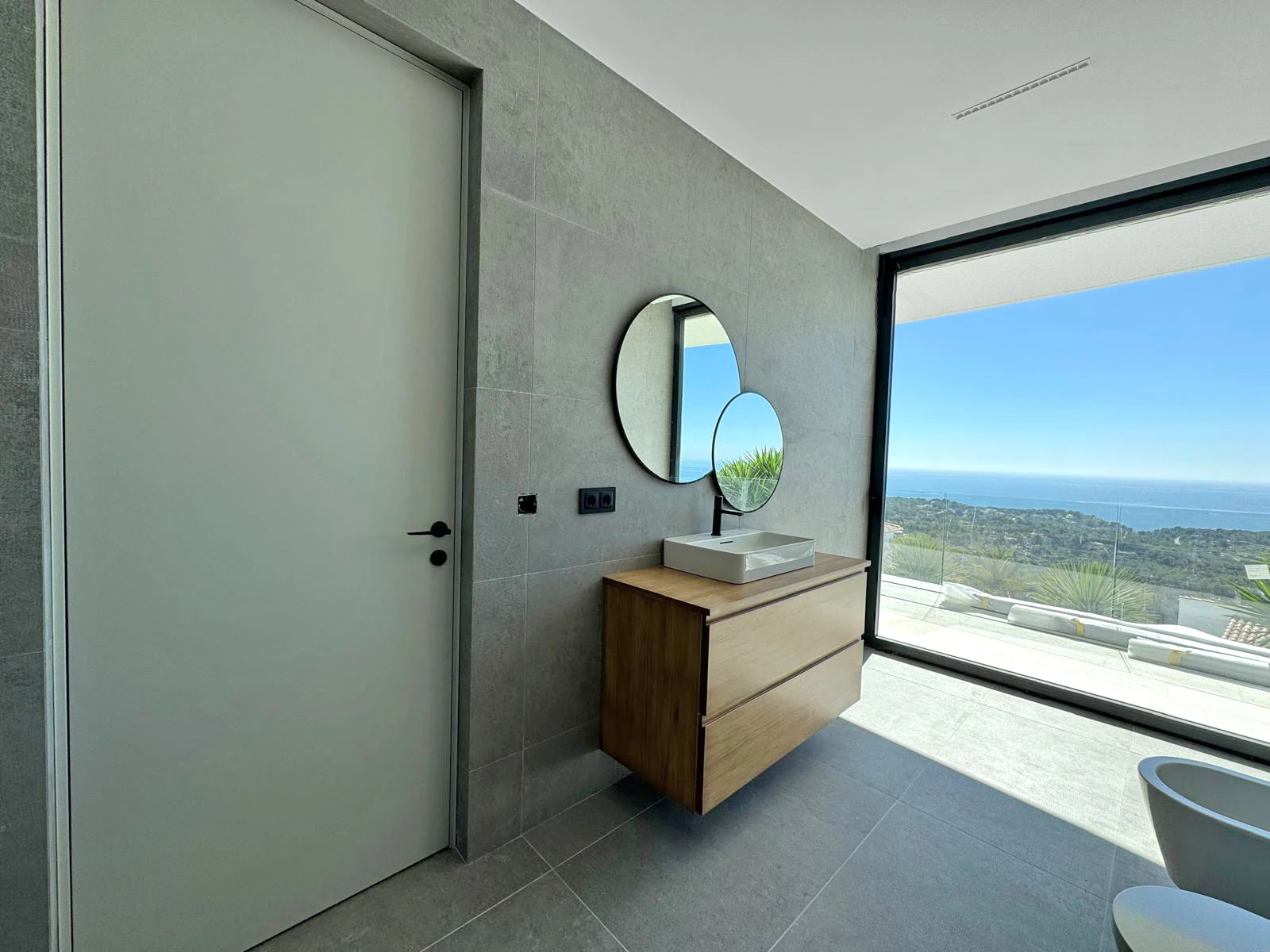 A CONTEMPORARY JEWEL BETWEEN SKY AND SEA