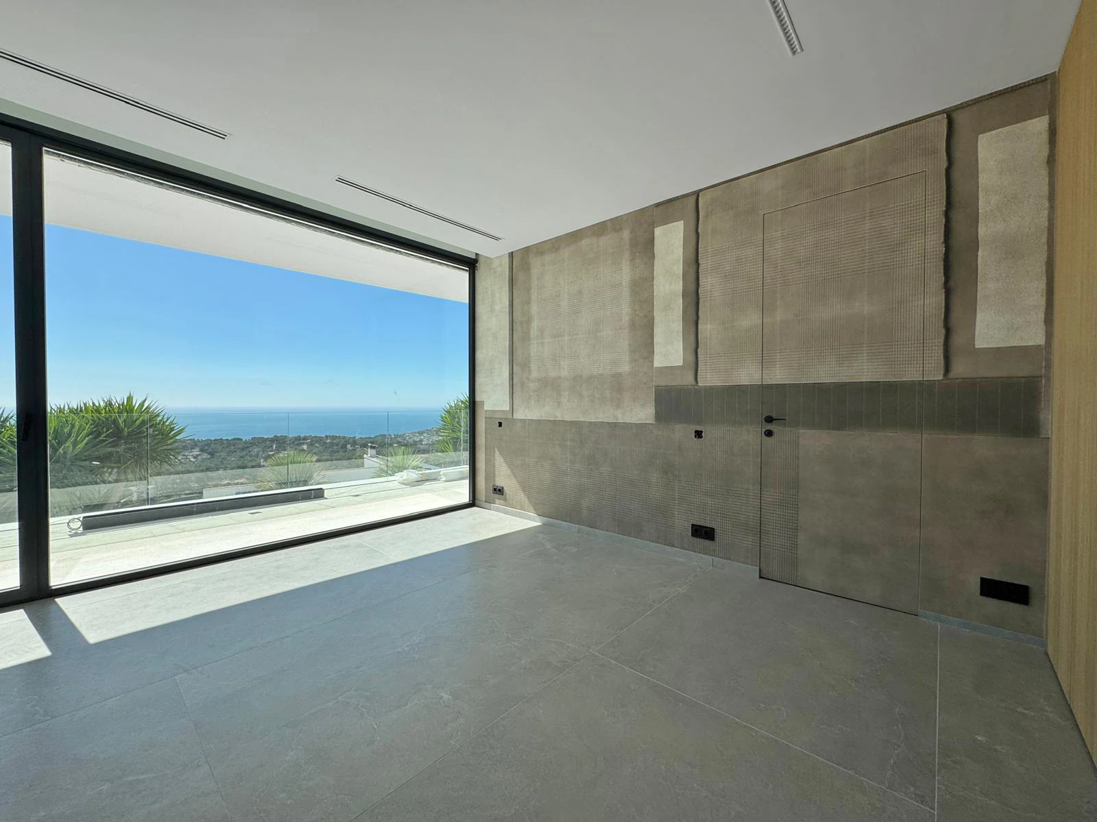 A CONTEMPORARY JEWEL BETWEEN SKY AND SEA