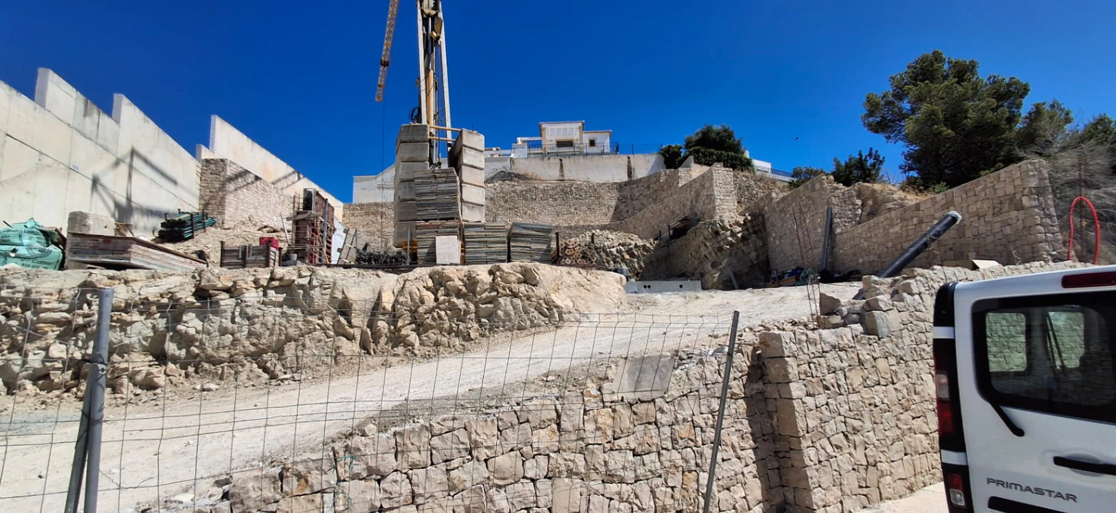 EN CALPE ENCONTRAMOS ESTA ESPACIOSA Y MODERNA VILLA CON VISTAS AL MAR