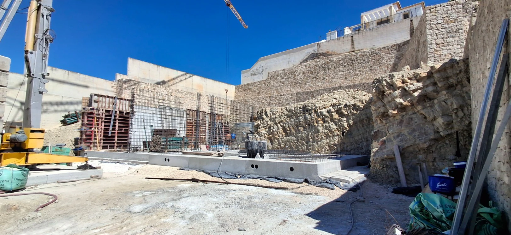EN CALPE ENCONTRAMOS ESTA ESPACIOSA Y MODERNA VILLA CON VISTAS AL MAR