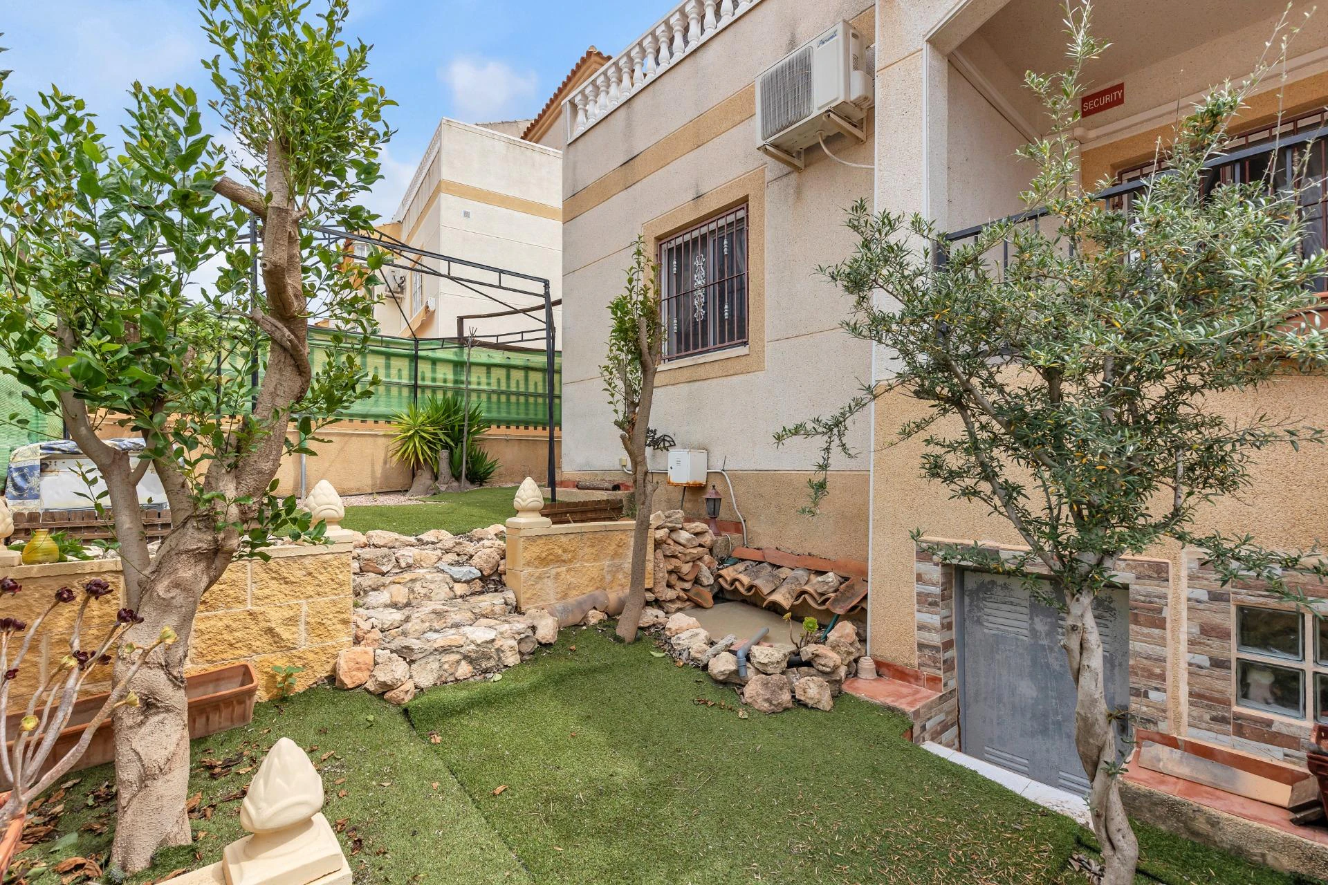 Parterowy Bungalow z Dużym Ogrodem w Orihuela Costa