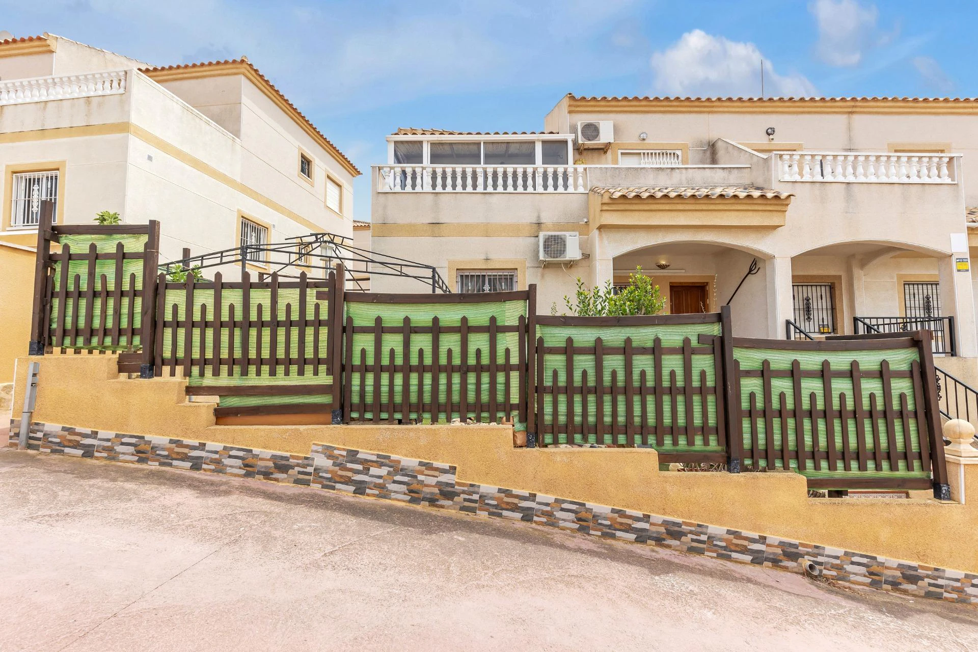 Parterowy Bungalow z Dużym Ogrodem w Orihuela Costa