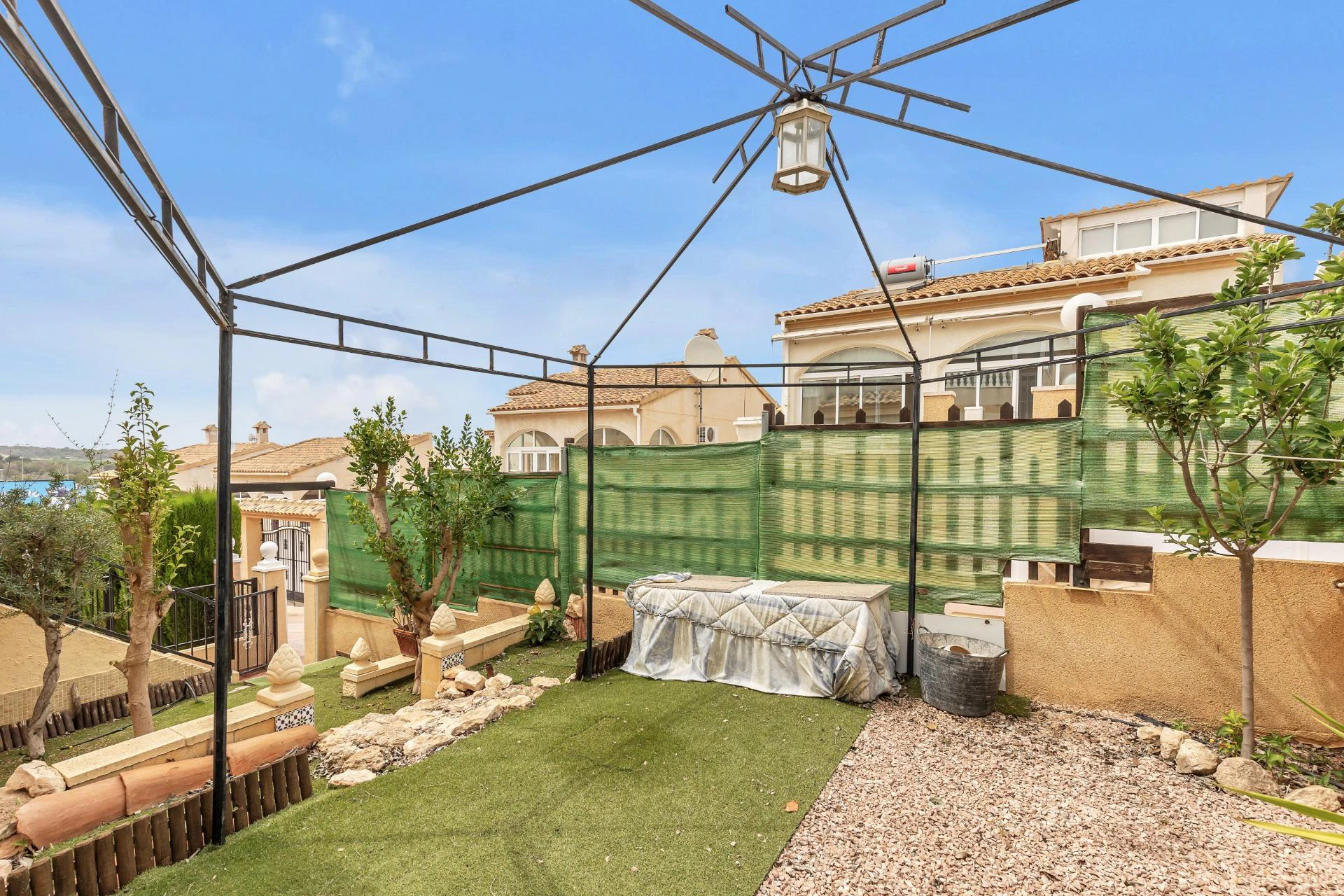 Parterowy Bungalow z Dużym Ogrodem w Orihuela Costa