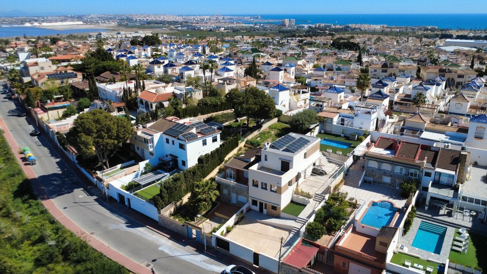 Dom bliźniak z dużą działką i pięknymi widokami w Torrevieja – dzielnica Los Balcones