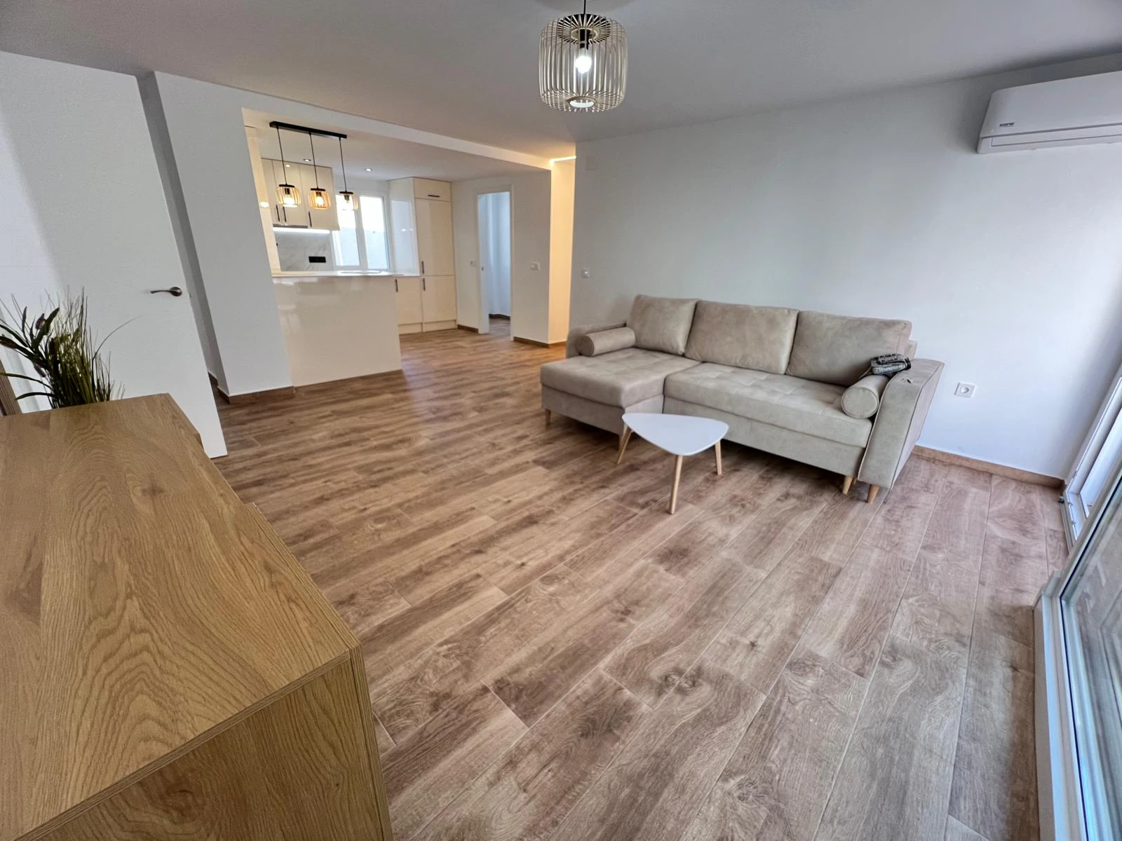 Nowoczesny apartament z 3 sypialniami zaledwie 300m od plaży w Torrevieja, Alicante, Hiszpania
