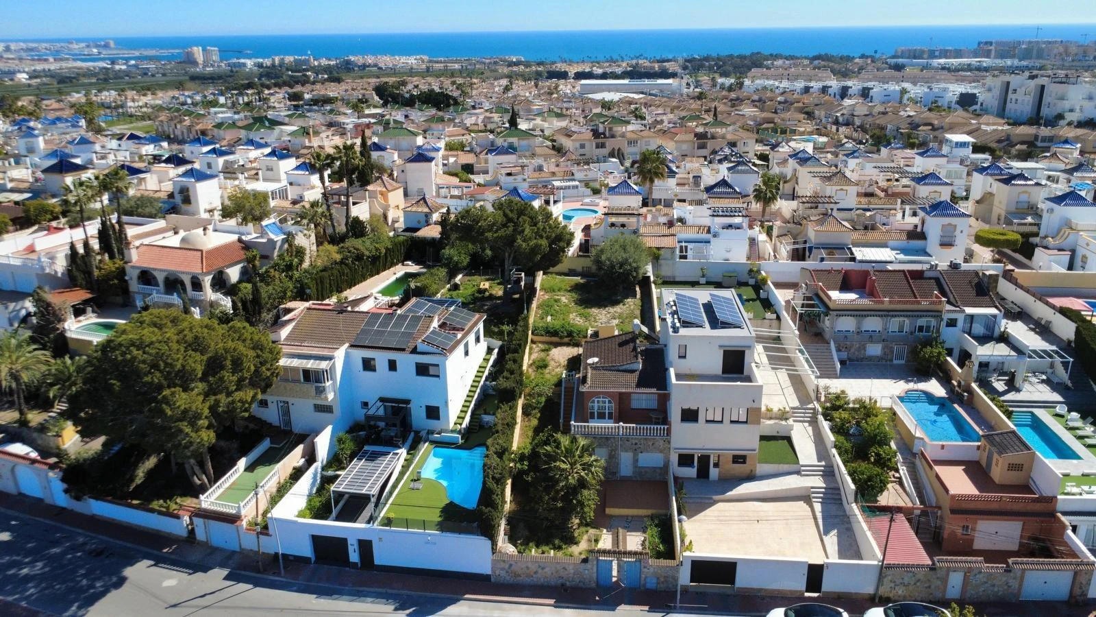 Dom bliźniak z dużą działką i pięknymi widokami w Torrevieja – dzielnica Los Balcones