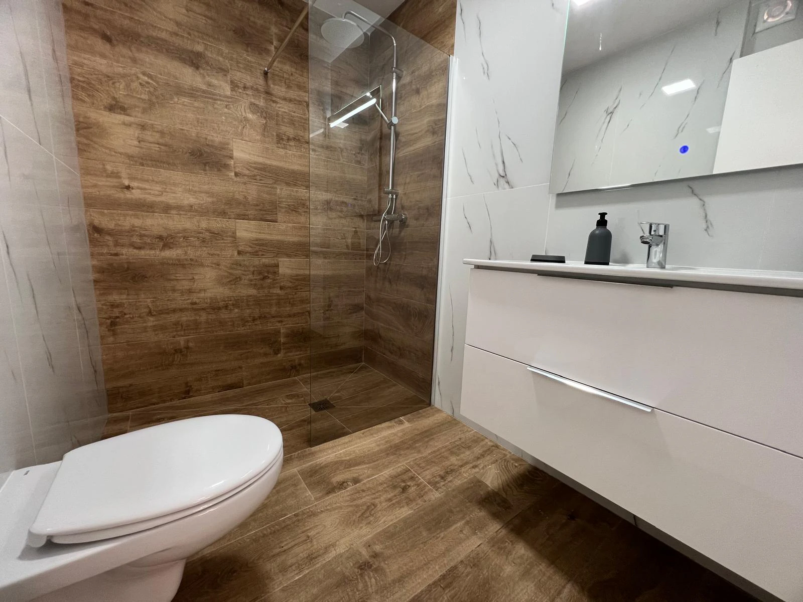 Nowoczesny apartament z 3 sypialniami zaledwie 300m od plaży w Torrevieja, Alicante, Hiszpania