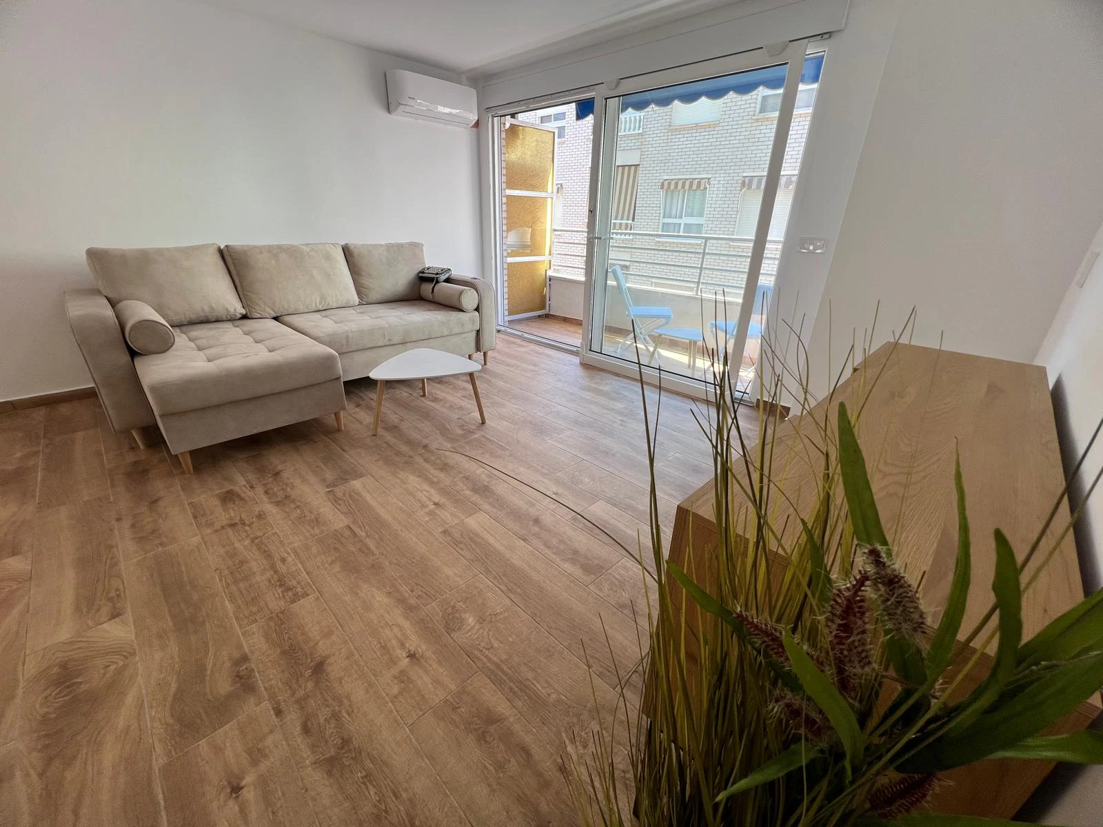 Nowoczesny apartament z 3 sypialniami zaledwie 300m od plaży w Torrevieja, Alicante, Hiszpania