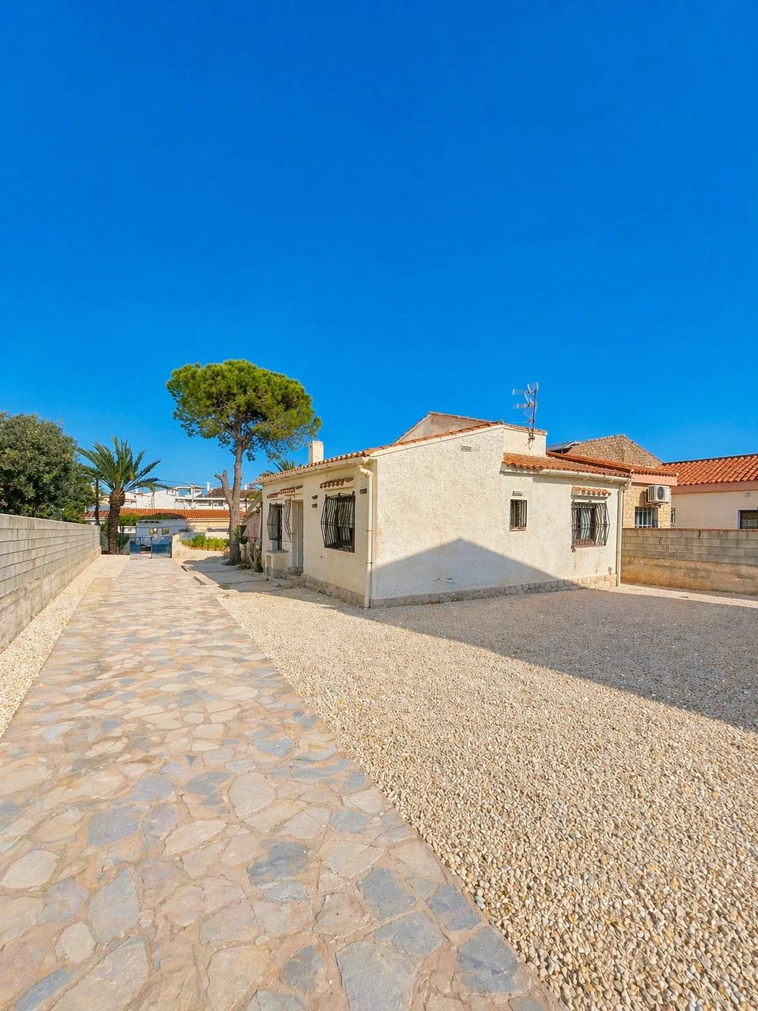 Opportunité de rénovation à Aguas Nuevas, terrain de près de 600 m2
