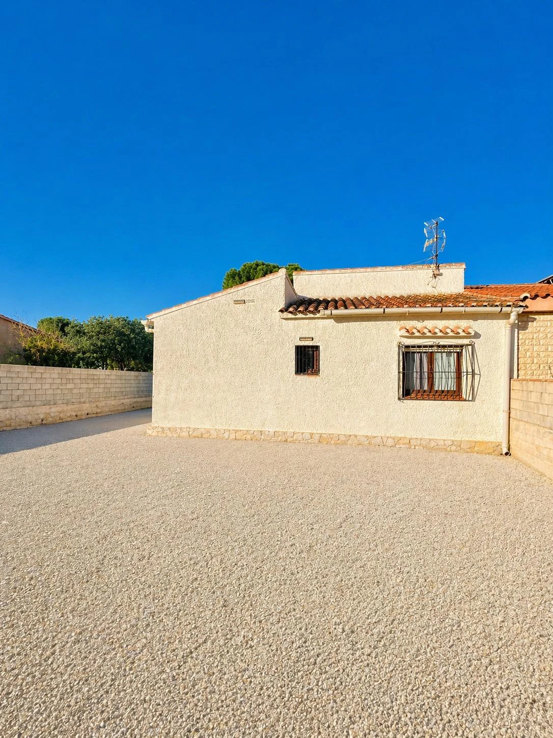 Opportunité de rénovation à Aguas Nuevas, terrain de près de 600 m2