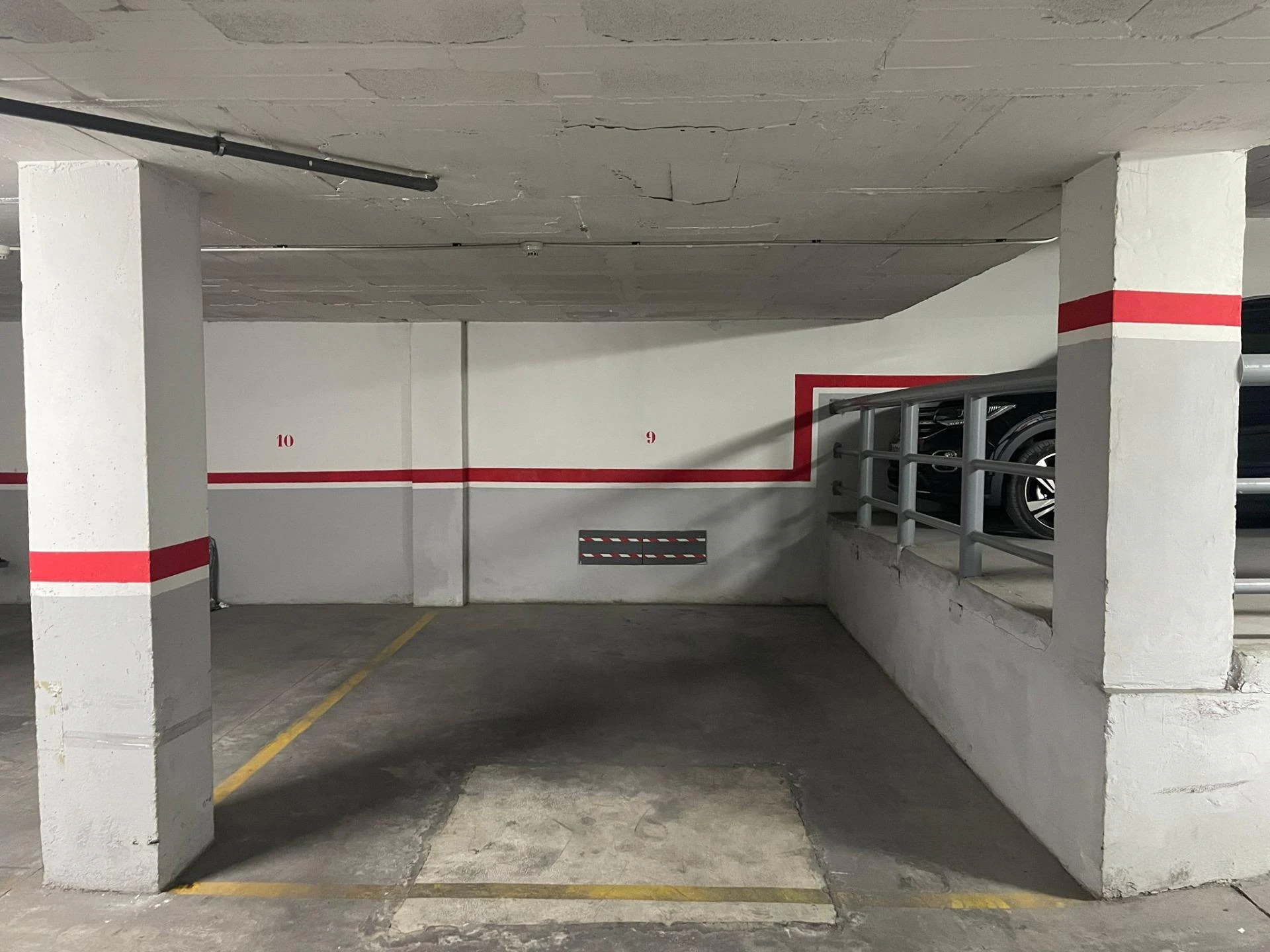 Miejsce parkingowe zlokalizowane na poziomie -2, z wygodnymi rampami zjazdowymi.