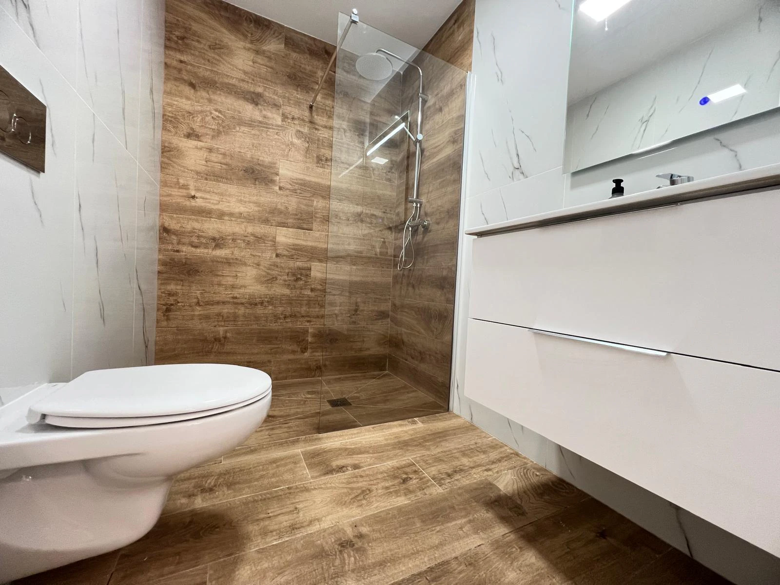 Nowoczesny apartament z 3 sypialniami zaledwie 300m od plaży w Torrevieja, Alicante, Hiszpania