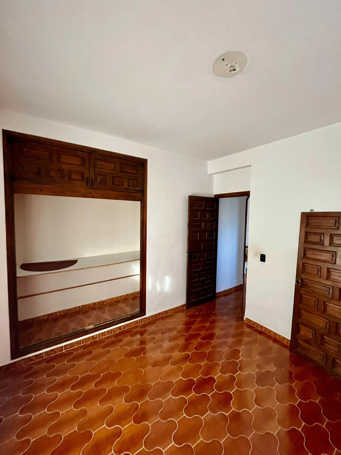 Opportunité de rénovation à Aguas Nuevas, terrain de près de 600 m2