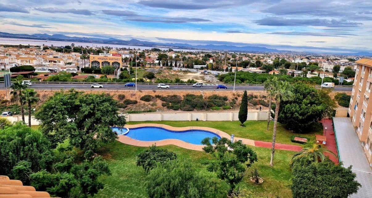 Opportunity to buy a renovated 2-bedroom apartment with a swimming pool