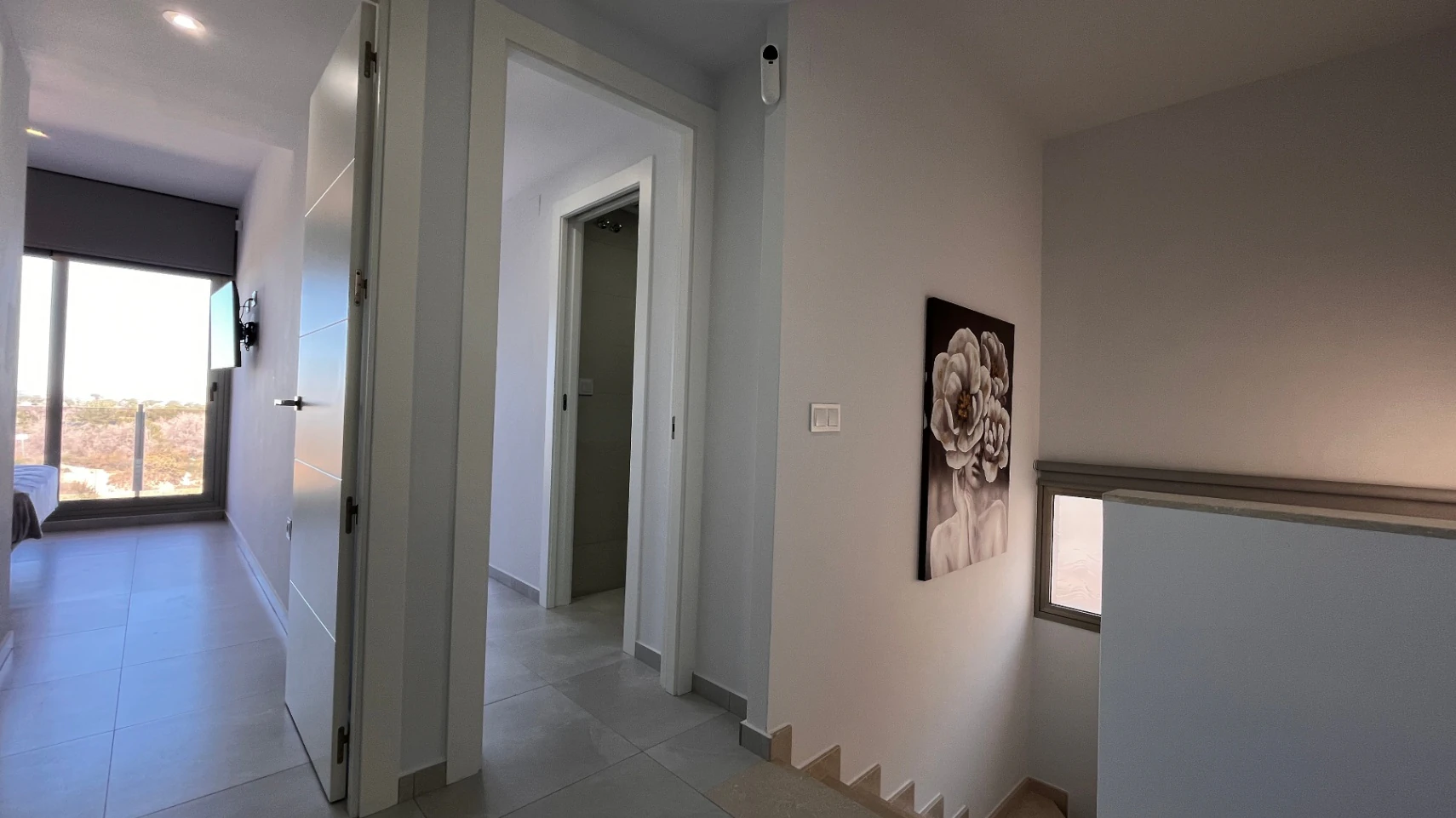 Nowoczesna willa z 2022 roku, z panoramicznym widokiem na lagunę i tereny zielone.