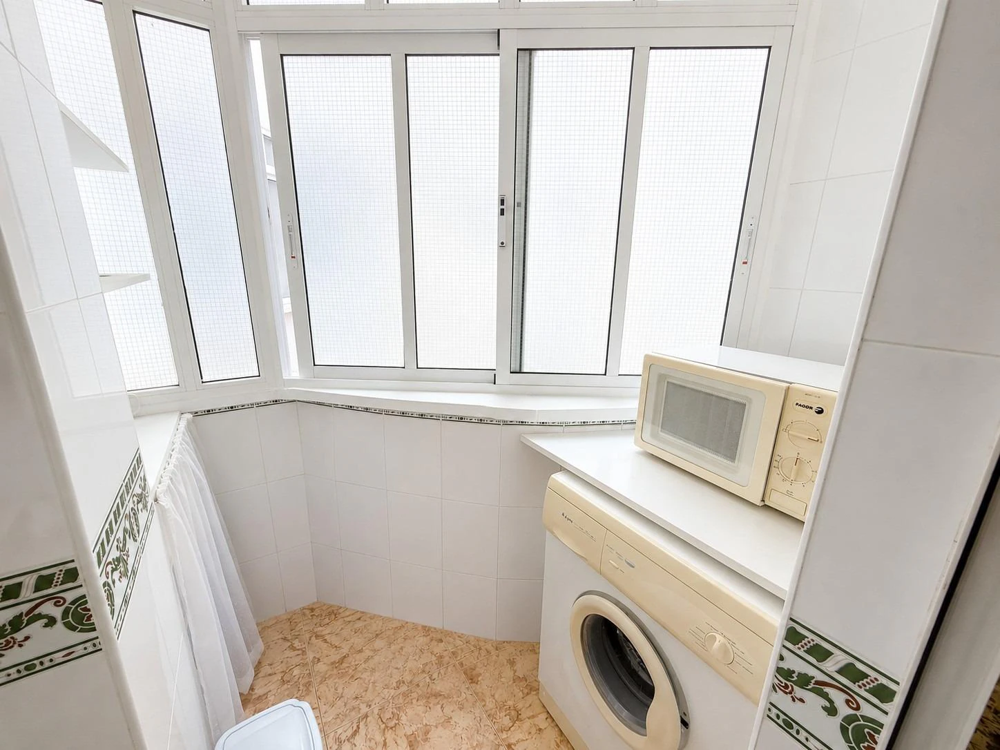 Opportunity to own a 2-bedroom apartment with a pool and garage