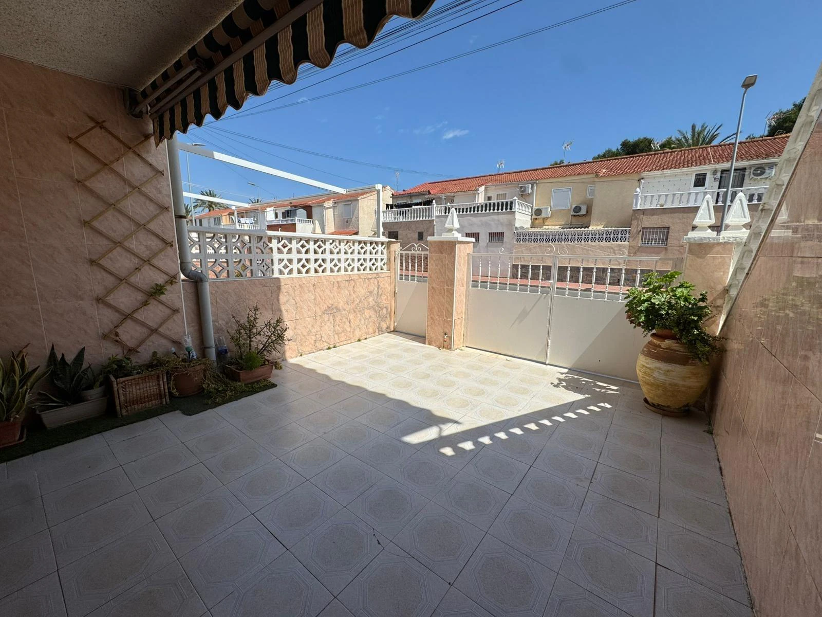 Bungalow na parterze z 3 sypialniami i 2 łazienkami, 300 m od plaży Los Náufragos