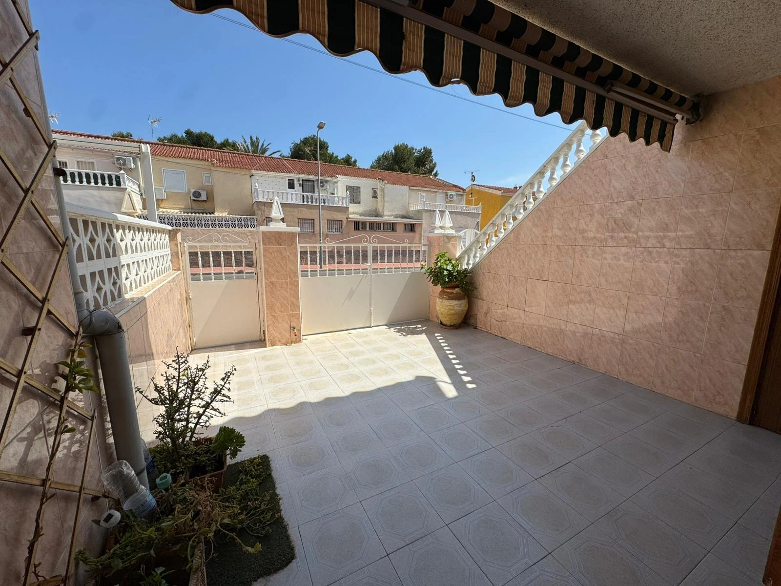 Bungalow na parterze z 3 sypialniami i 2 łazienkami, 300 m od plaży Los Náufragos